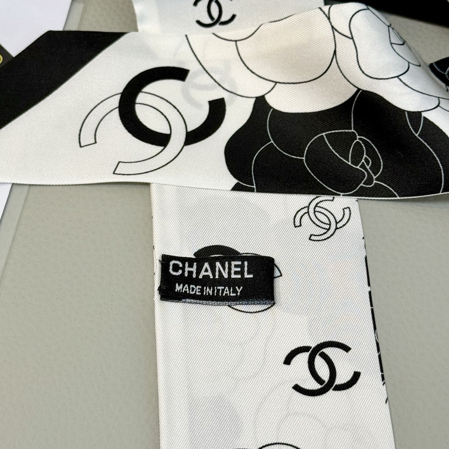 特价💰山茶花香奈儿Twilly小丝巾来了，Chanel 卡通字母
名副其实的小可爱，
人手三条闭眼收，我