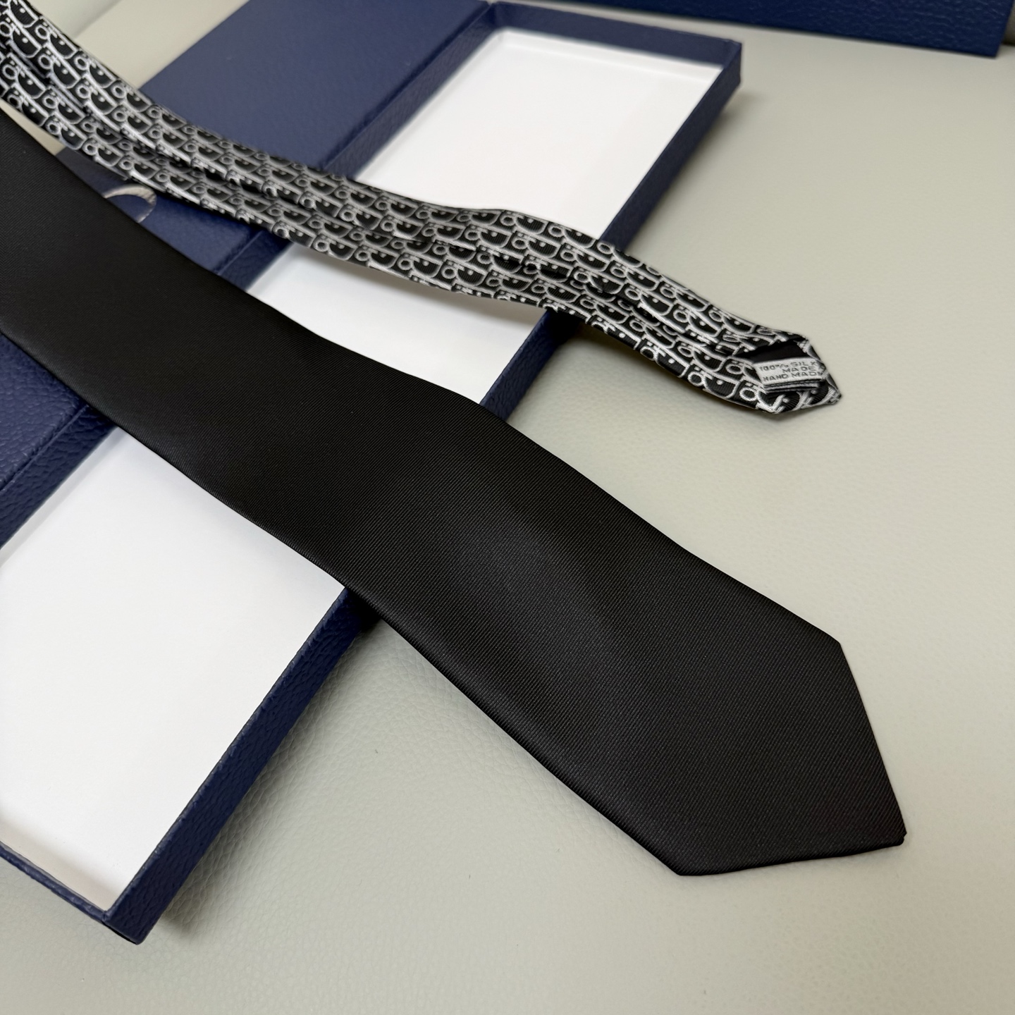 Iconic 192-Year-Old Dior Logo Tie for Men: Fine Craftsmanship and Elegance - 图片 4