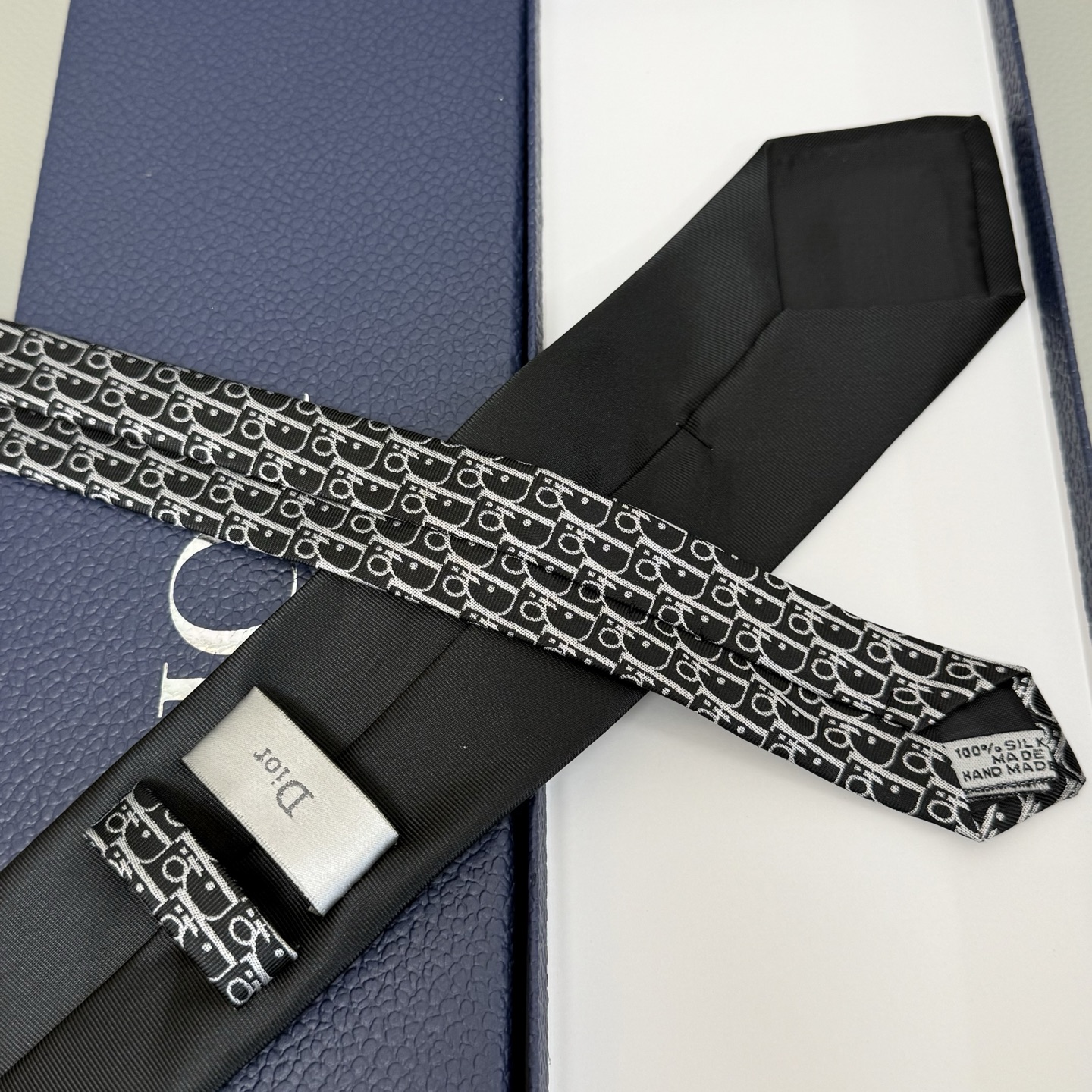 Iconic 192-Year-Old Dior Logo Tie for Men: Fine Craftsmanship and Elegance - 图片 6