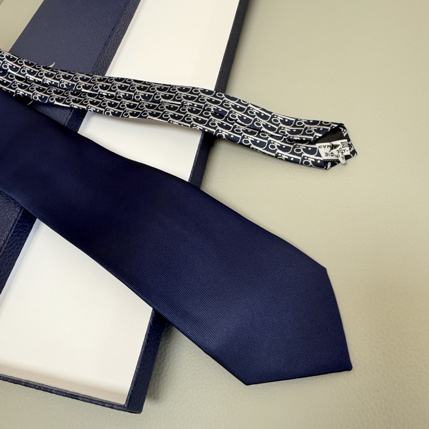Luxurious and Stylish: 192-Year-Old Dior Logo Tie for Men’s Fashion Statement - 图片 6