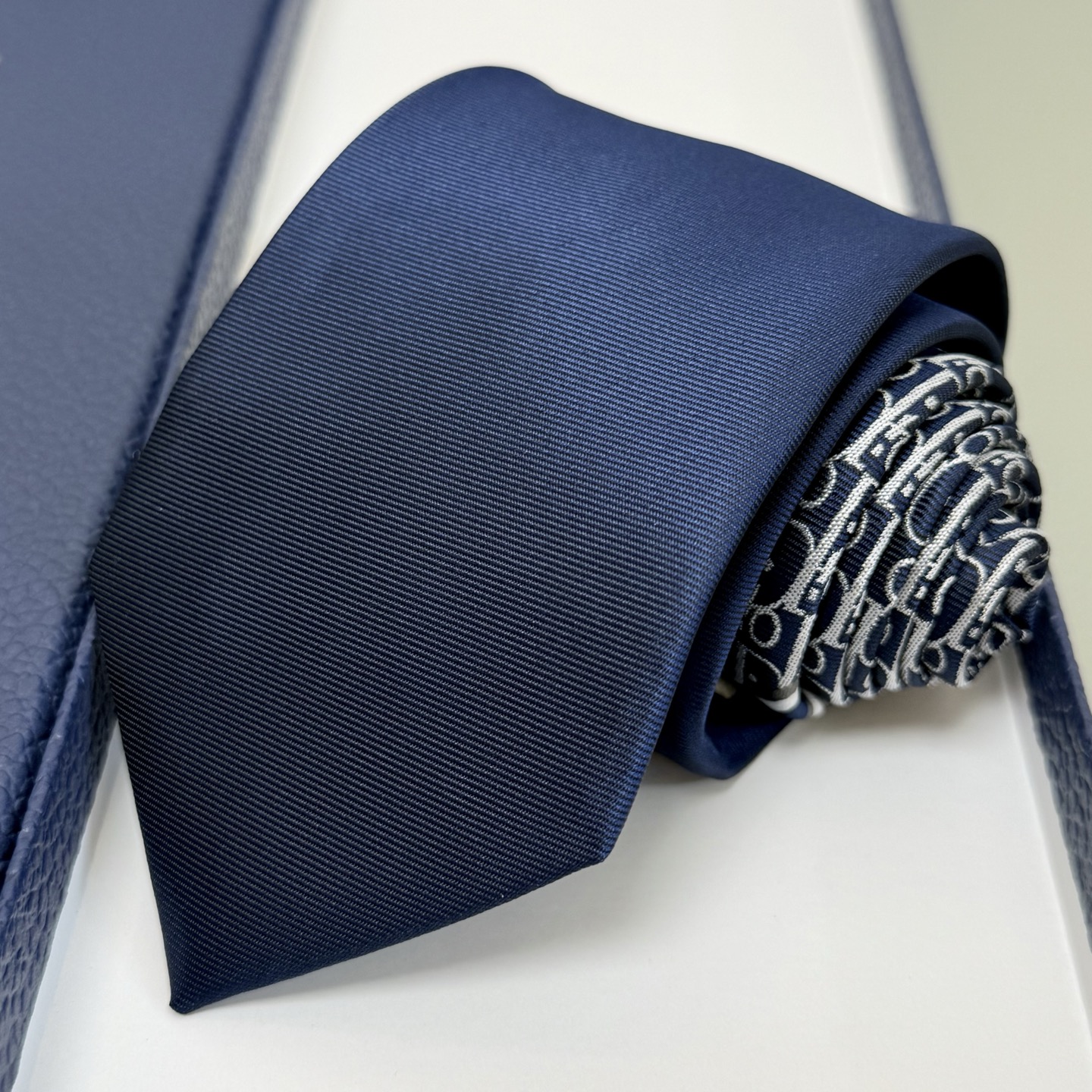 Luxurious and Stylish: 192-Year-Old Dior Logo Tie for Men’s Fashion Statement - 图片 9