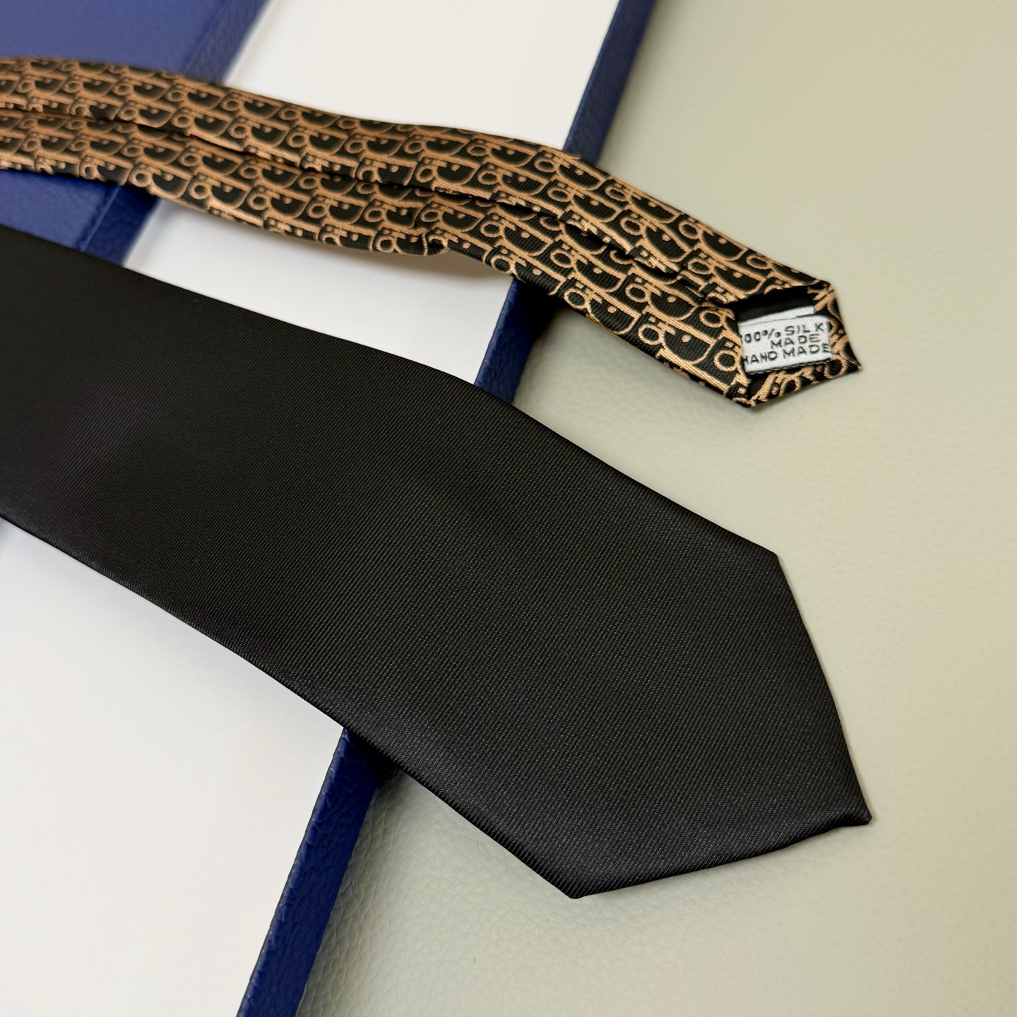 Iconic Dior Logo Tie: Elegant Homogeneity for Men’s Personality Display - 图片 6