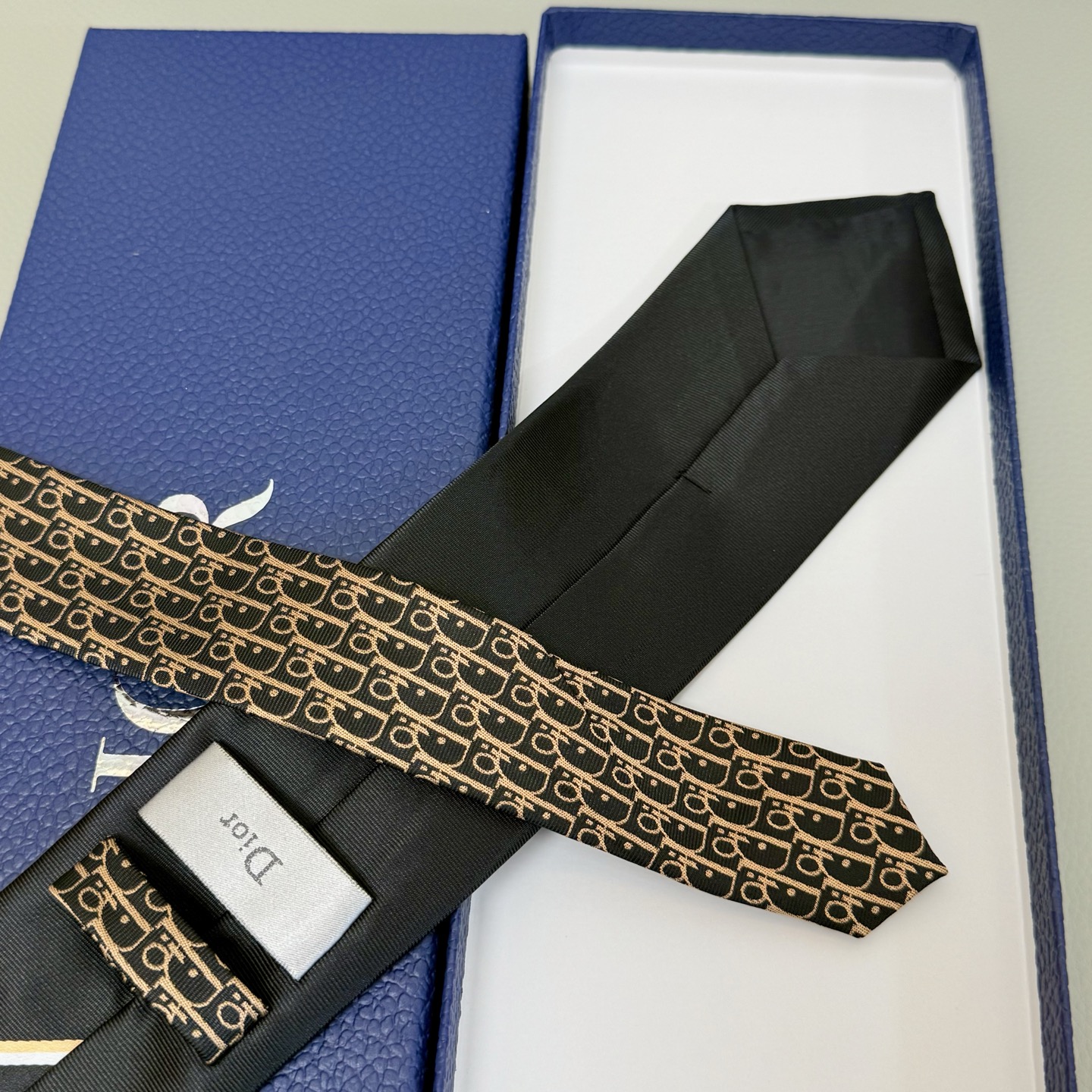Iconic Dior Logo Tie: Elegant Homogeneity for Men’s Personality Display - 图片 5