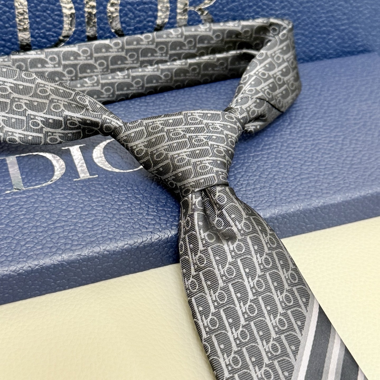 “Iconic Dior Logo Tie: Elegant Homogeneity for Men’s Personality Display” - 图片 8