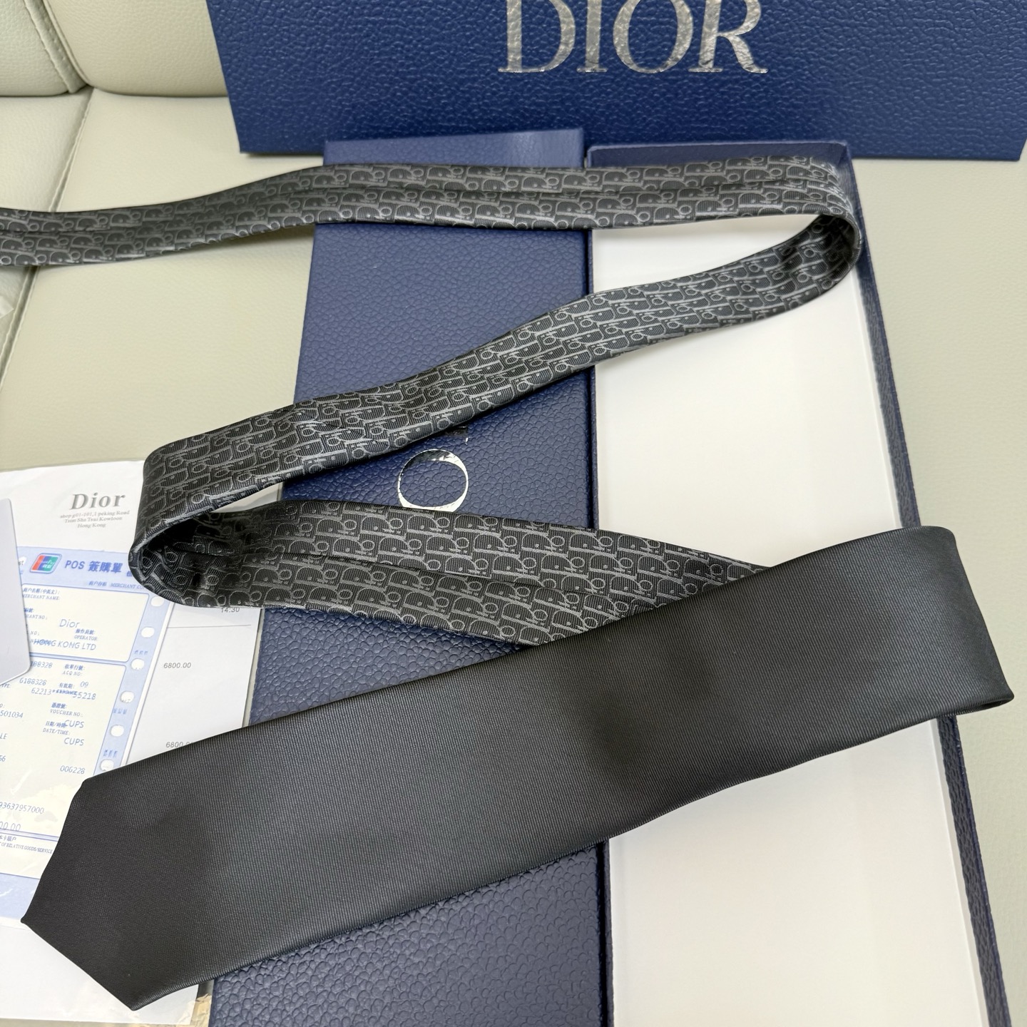 “Iconic Dior Logo Tie: Elegant Homogeneity for Men’s Personality Display” - 图片 6