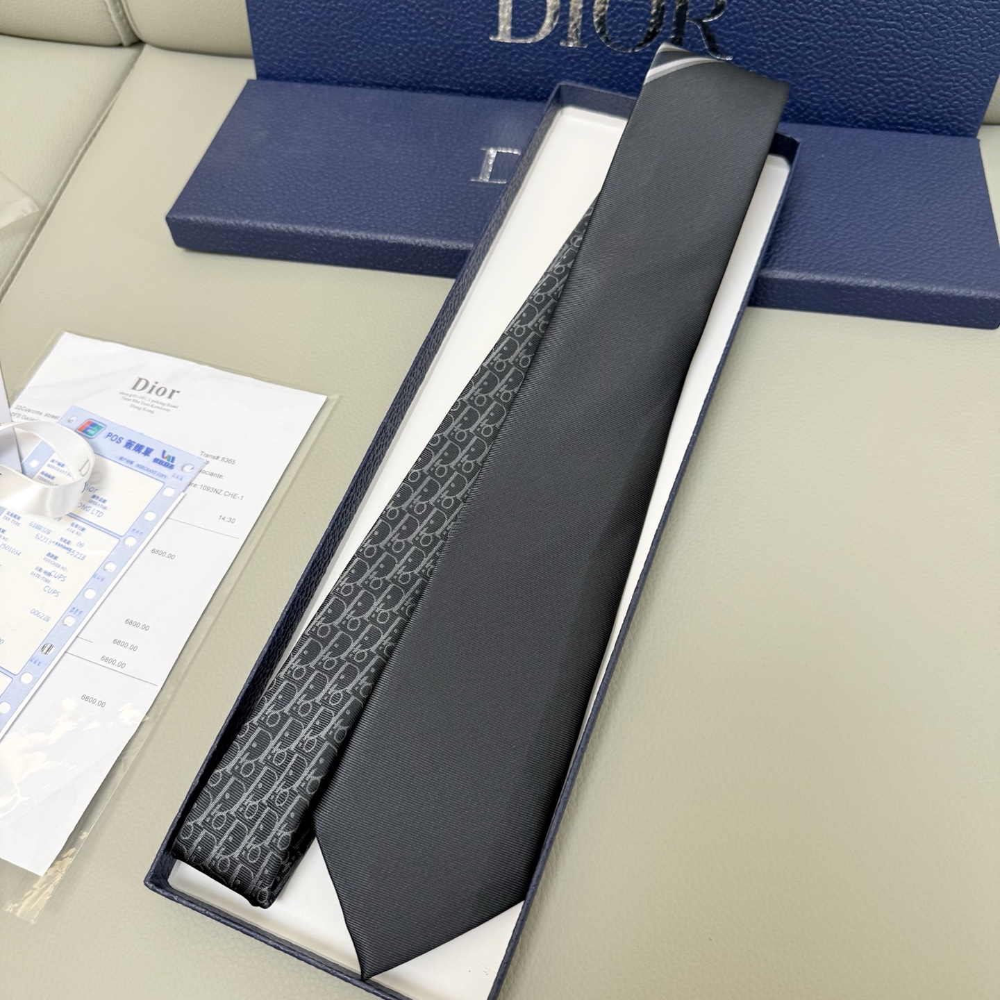 “Iconic Dior Logo Tie: Elegant Homogeneity for Men’s Personality Display” - 图片 3