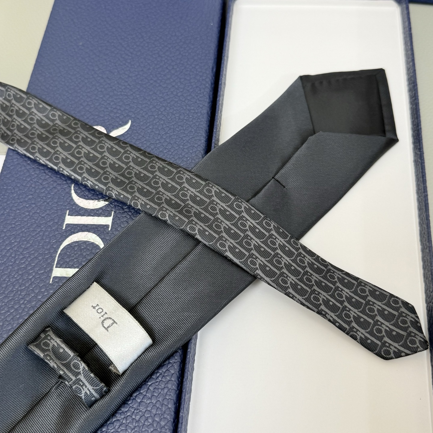 “Iconic Dior Logo Tie: Elegant Homogeneity for Men’s Personality Display” - 图片 7