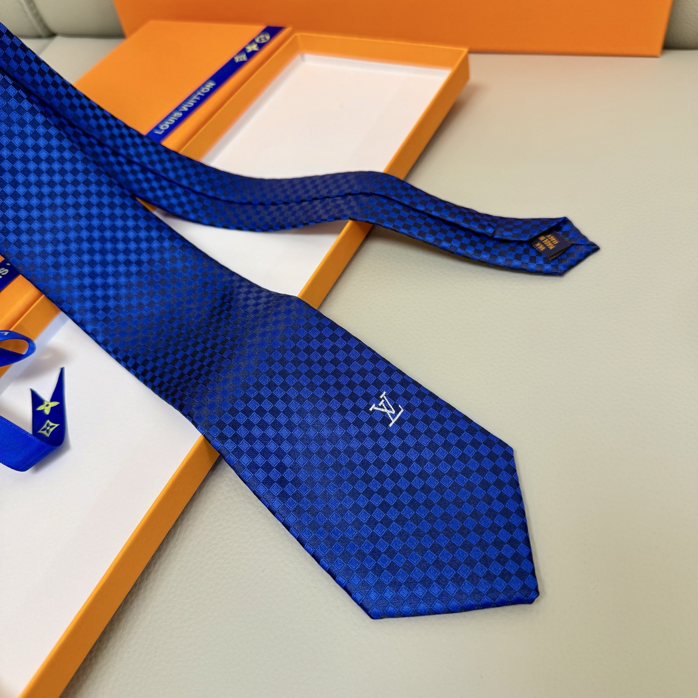“Elegant Men’s Tie Bands: Crafty Fashion with Iconic Damier Pattern in 100% Silk” - 图片 7
