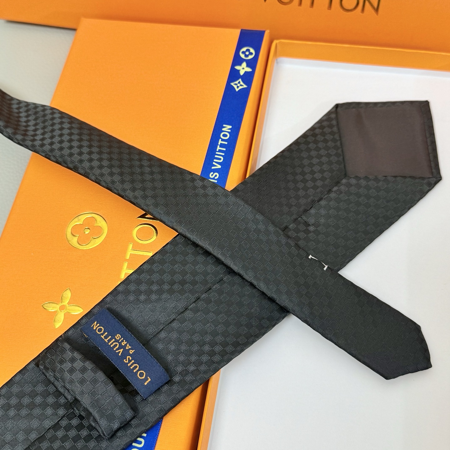 Luxurious Damier Pattern Male Tie Bands Elevate Craftsmanship and Style Integration - 图片 8