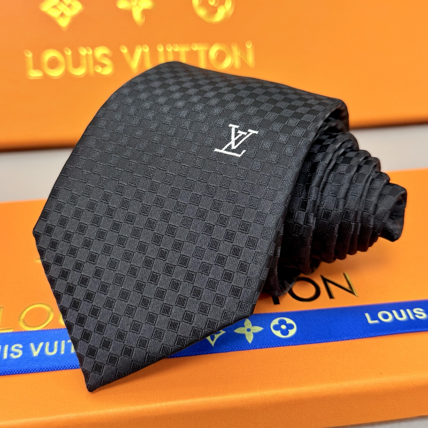 Luxurious Damier Pattern Male Tie Bands Elevate Craftsmanship and Style Integration - 图片 3