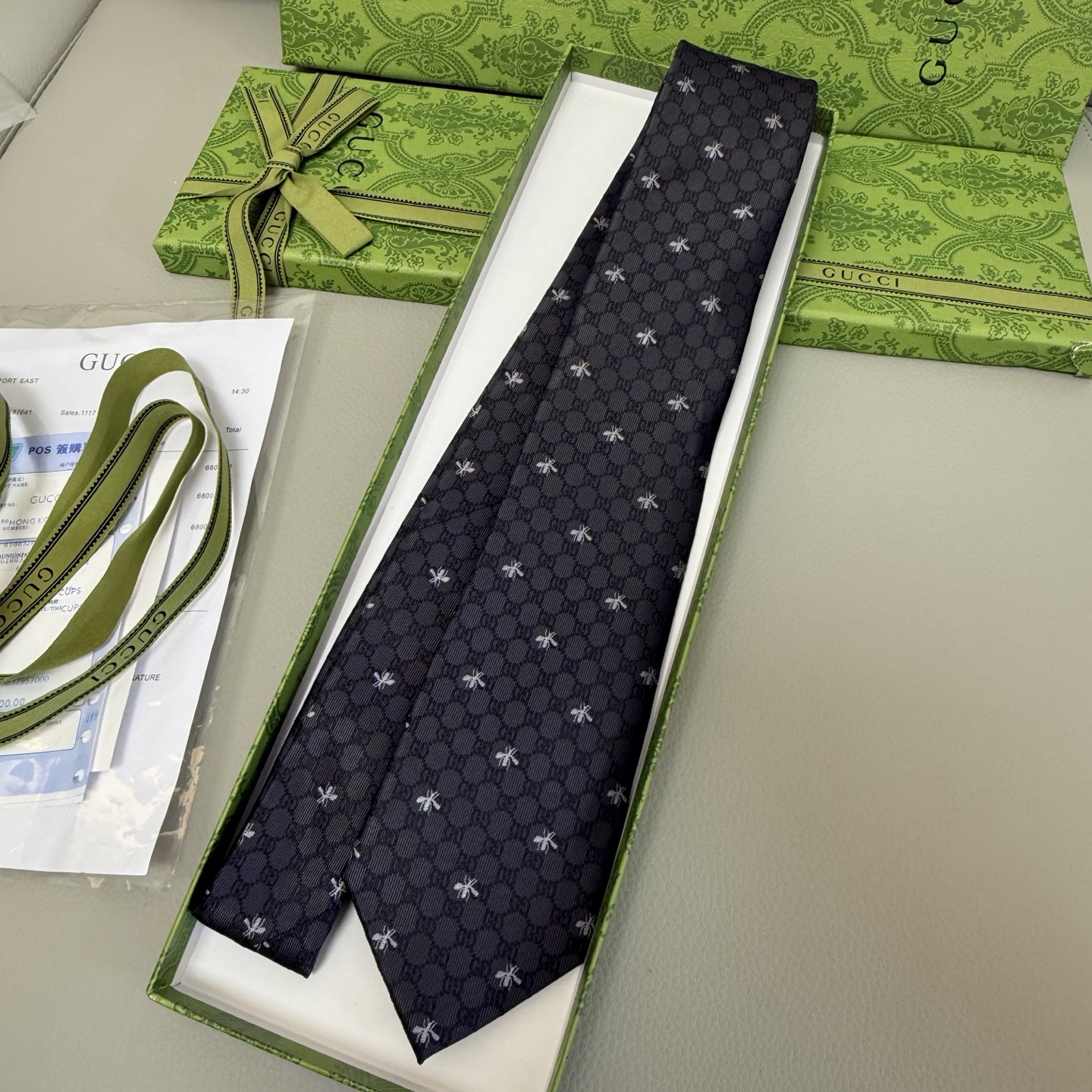 “Stylish Gucci Bee Tie: Elevate Your Office Look with a Symbol of Success” - 图片 4