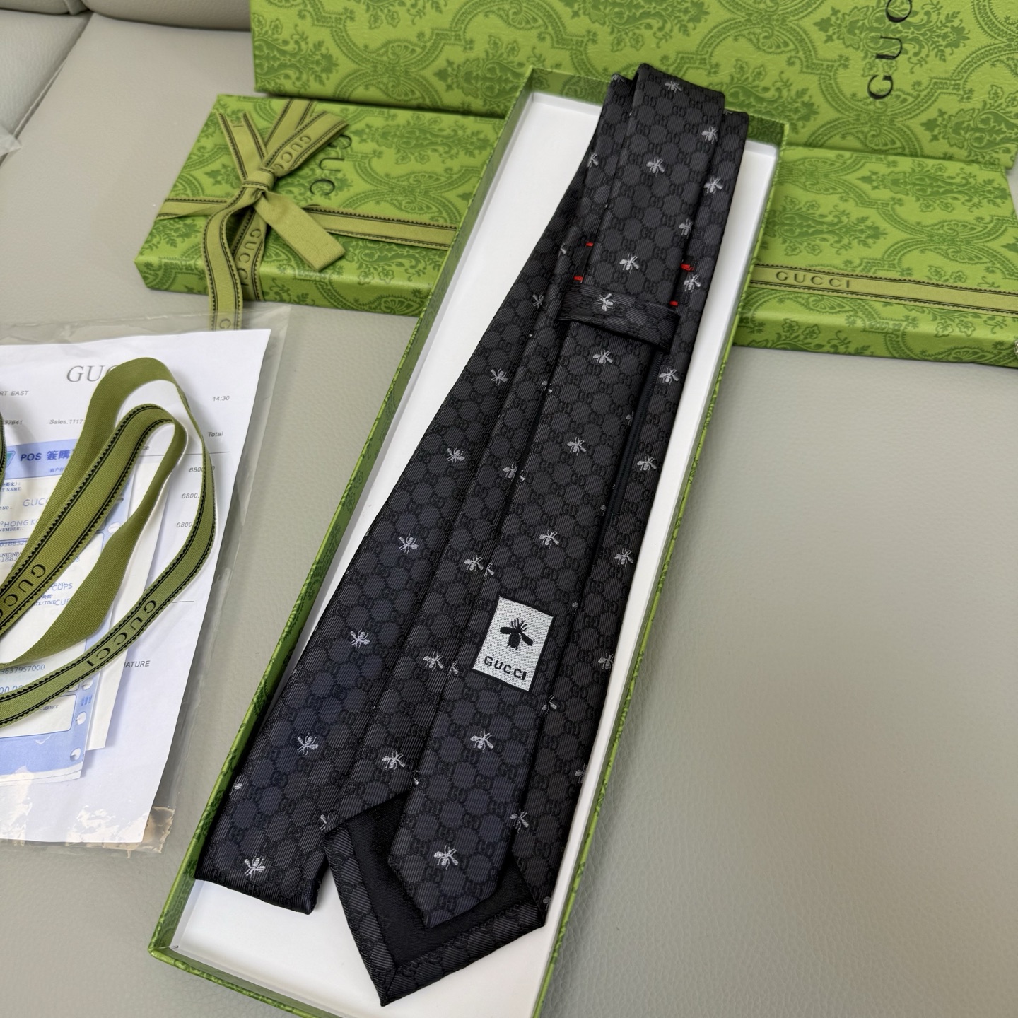 “Stylish Gucci Bee Tie: Elevate Your Office Look with a Symbol of Success” - 图片 5