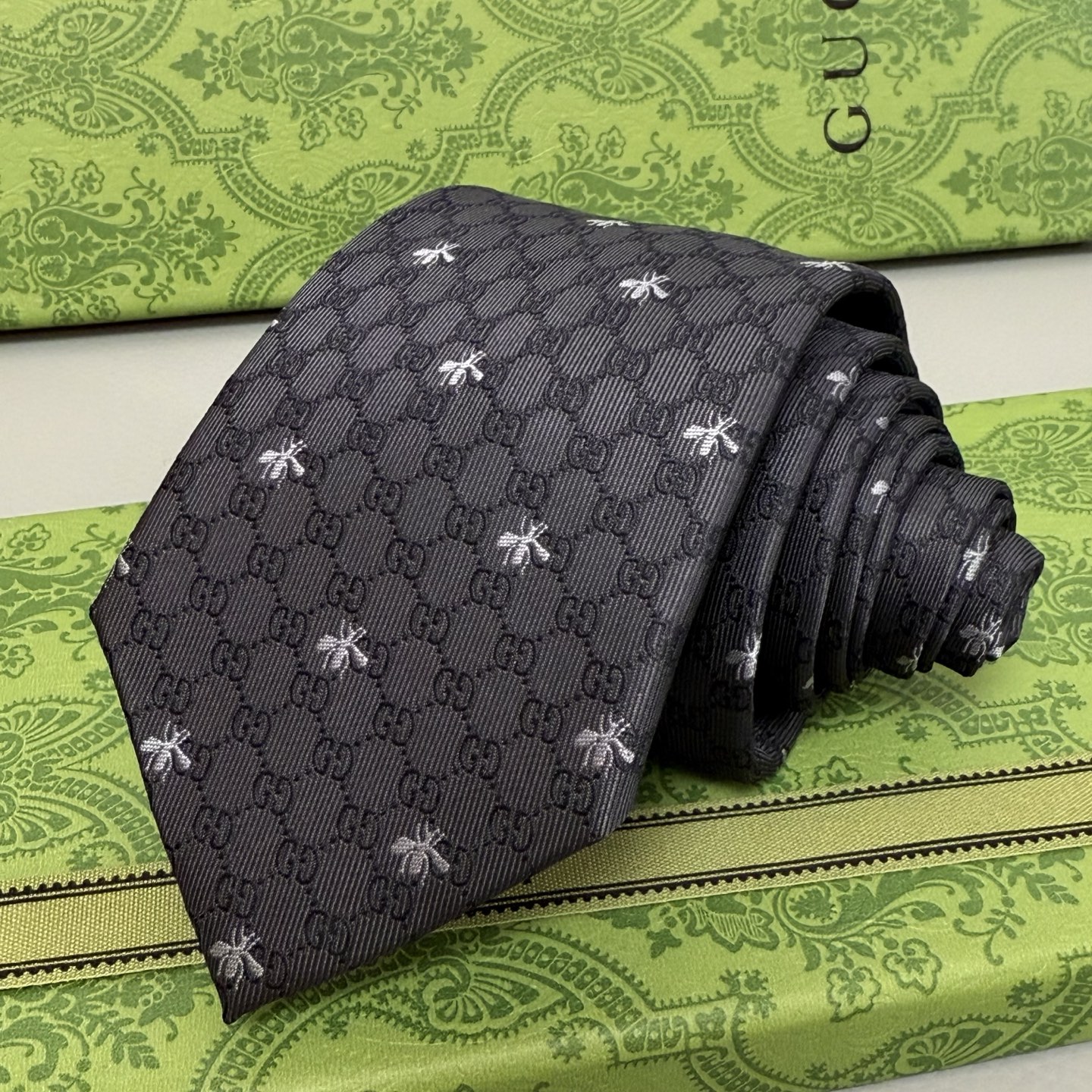 “Stylish Gucci Bee Tie: Elevate Your Office Look with a Symbol of Success” - 图片 3