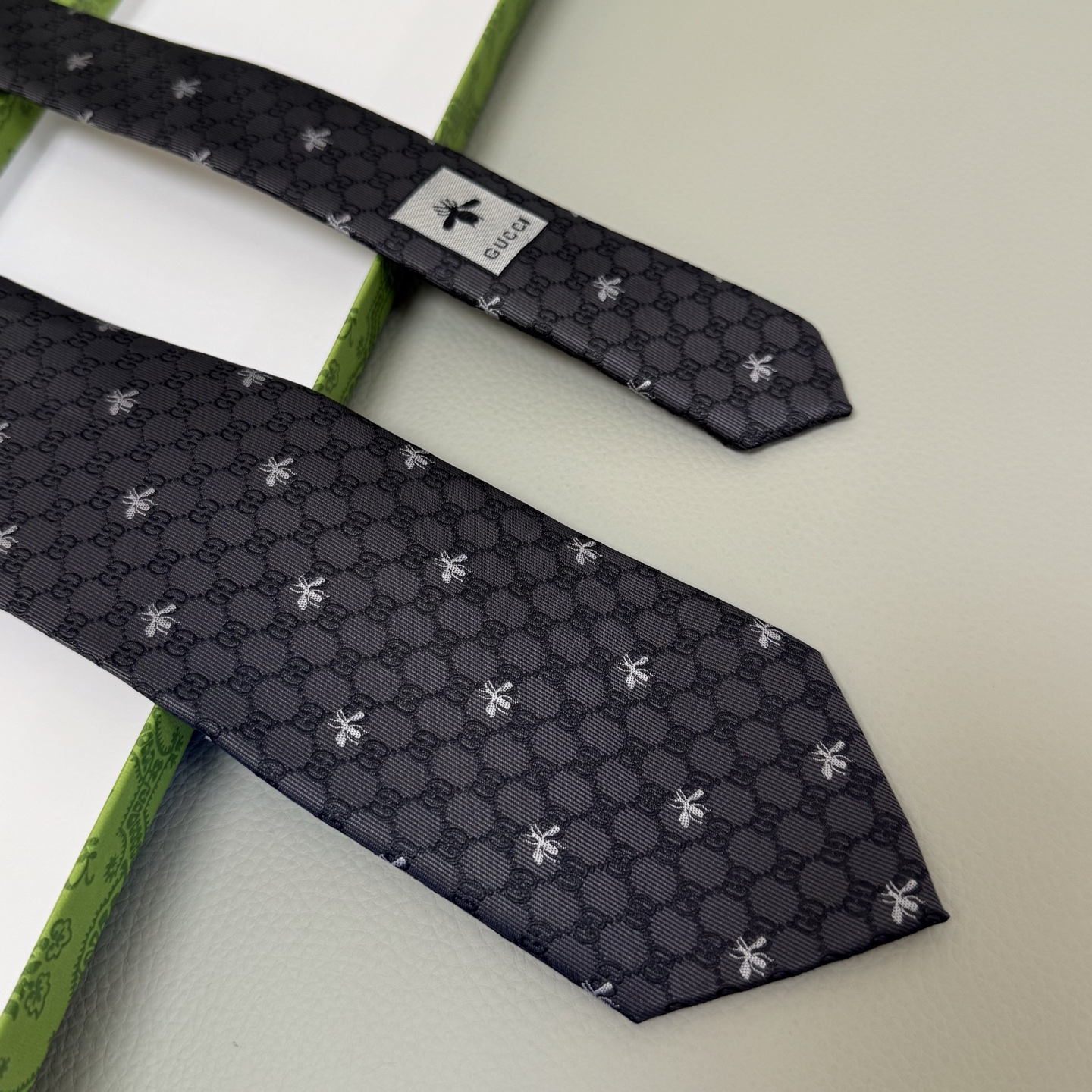 “Stylish Gucci Bee Tie: Elevate Your Office Look with a Symbol of Success” - 图片 9