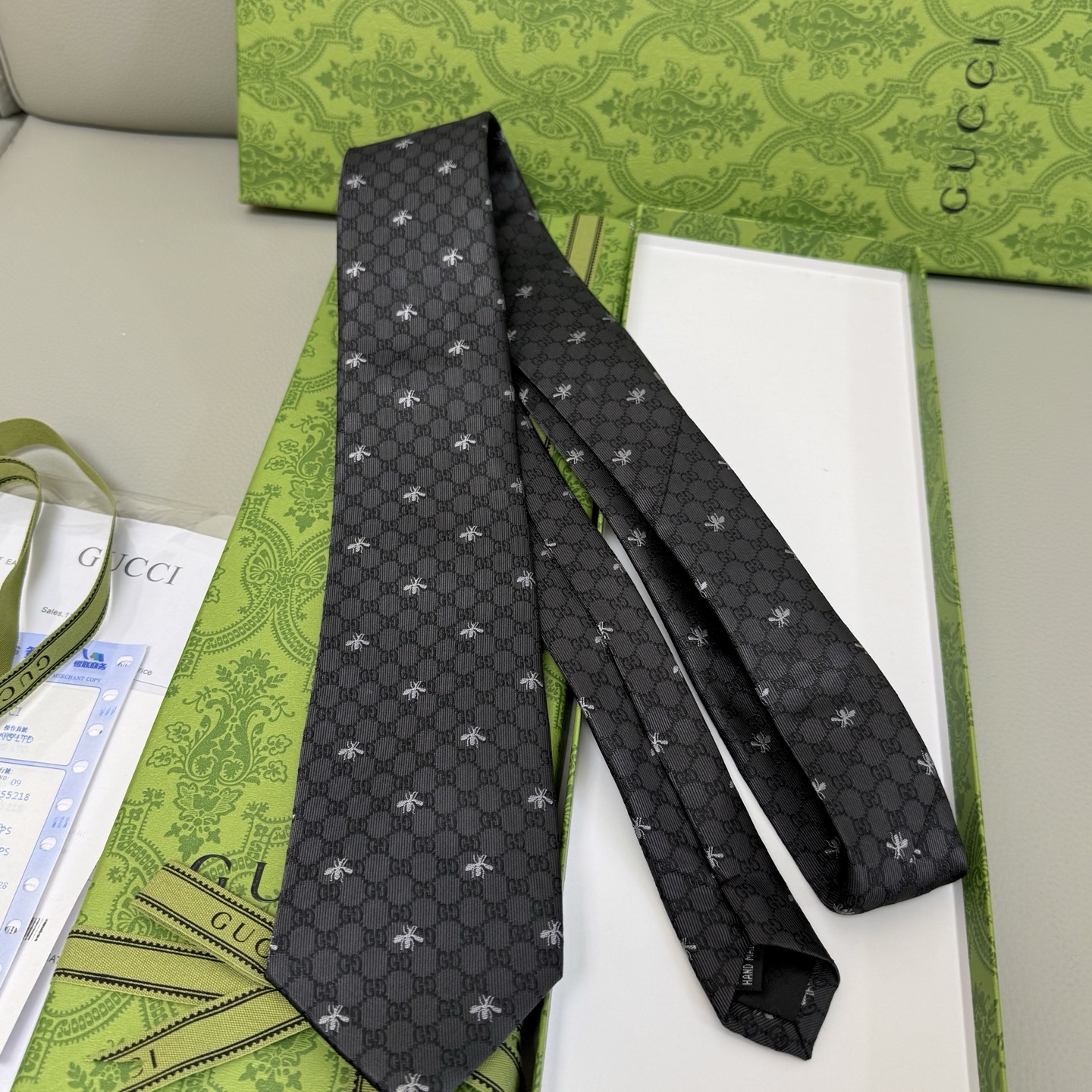 “Stylish Gucci Bee Tie: Elevate Your Office Look with a Symbol of Success” - 图片 7