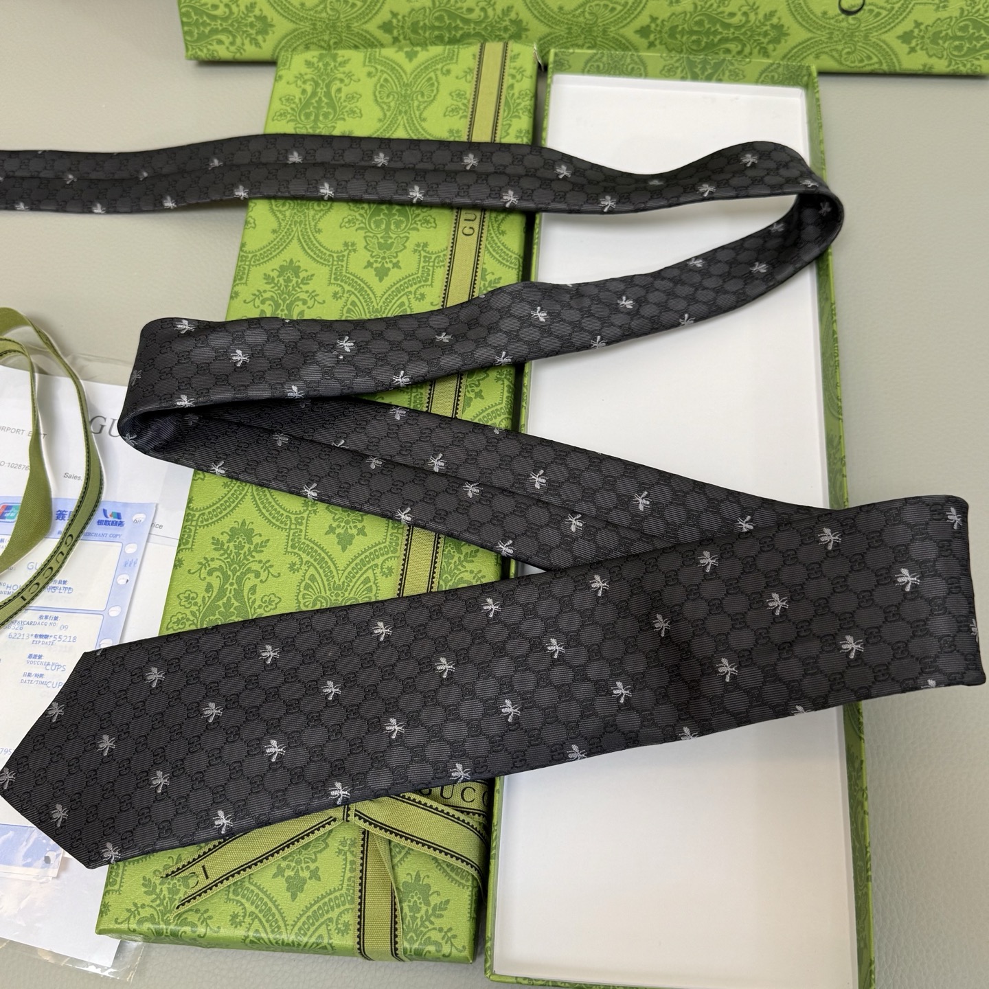 “Stylish Gucci Bee Tie: Elevate Your Office Look with a Symbol of Success” - 图片 6