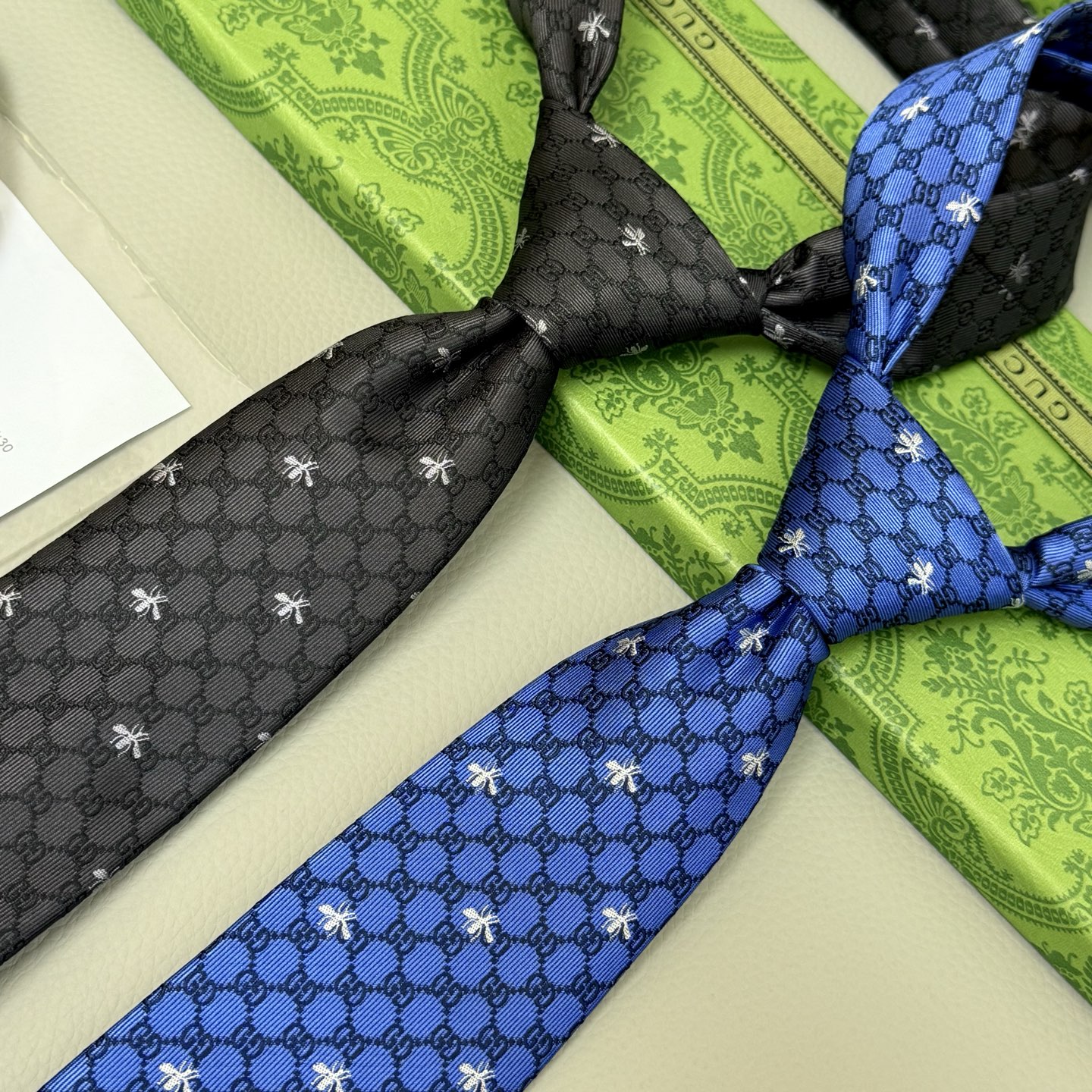“Stylish Gucci Bee Tie: Elevate Your Office Look with a Symbol of Success” - 图片 2