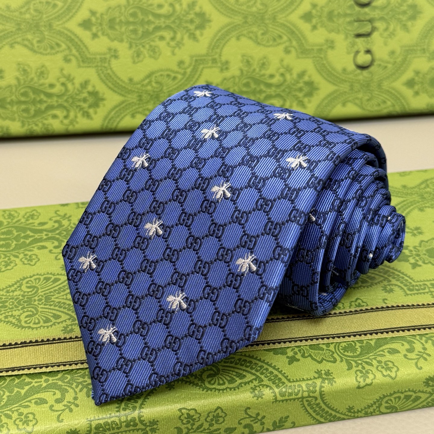 Gucci Bee Tie: Fashionable Men’s Office Focus with High-Quality Silk Fabric - 图片 3