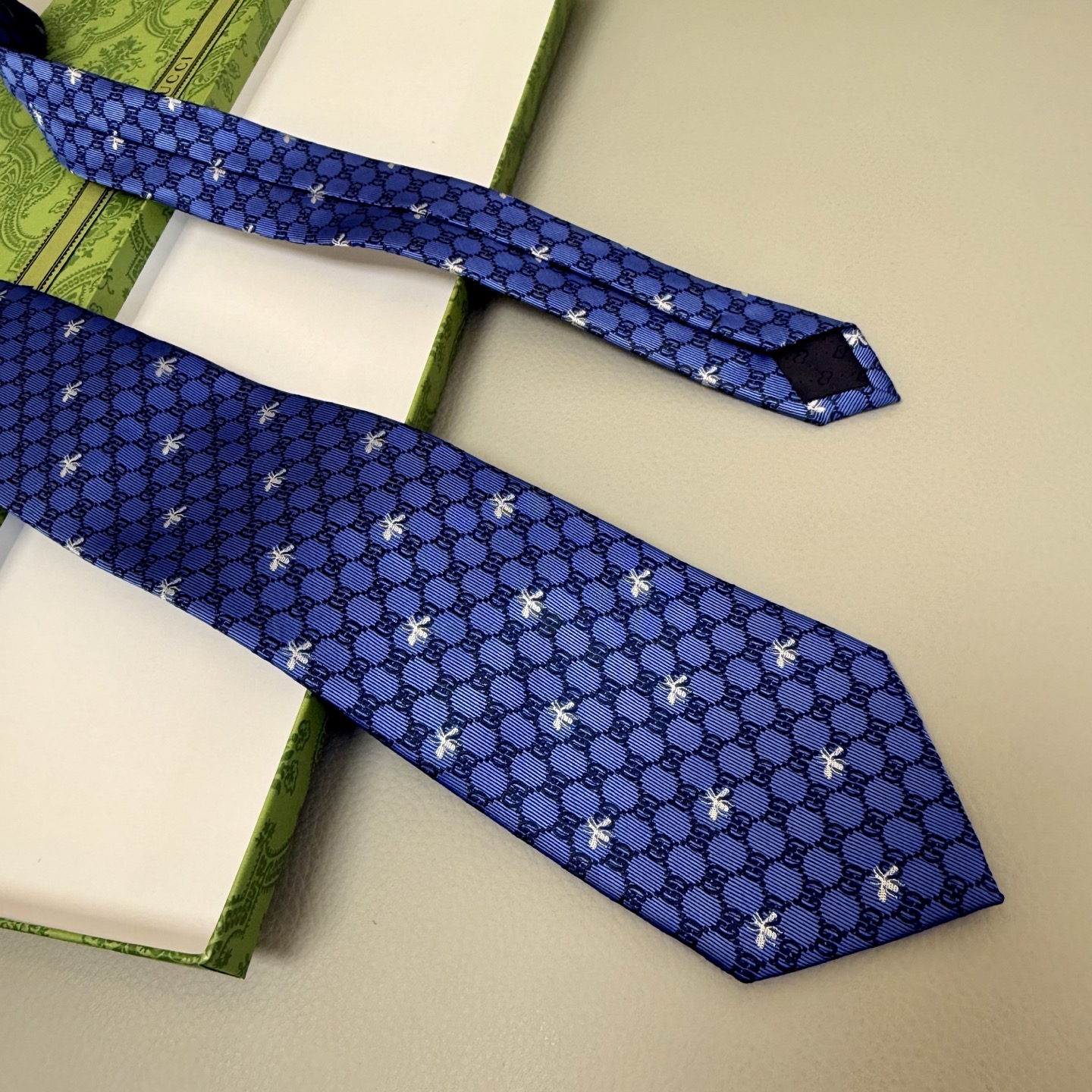 Gucci Bee Tie: Fashionable Men’s Office Focus with High-Quality Silk Fabric - 图片 6