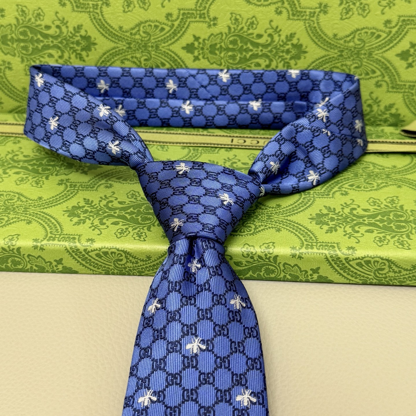 Gucci Bee Tie: Fashionable Men’s Office Focus with High-Quality Silk Fabric - 图片 9