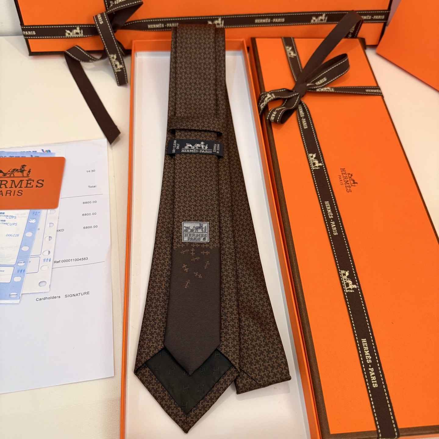 “Evolution of Men’s Fashion: 144 New Bands with Unique Stamped Ties Annually” - 图片 4