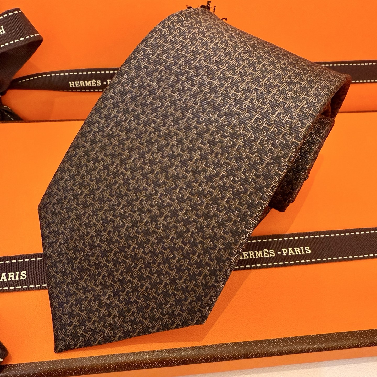 “Evolution of Men’s Fashion: 144 New Bands with Unique Stamped Ties Annually” - 图片 8