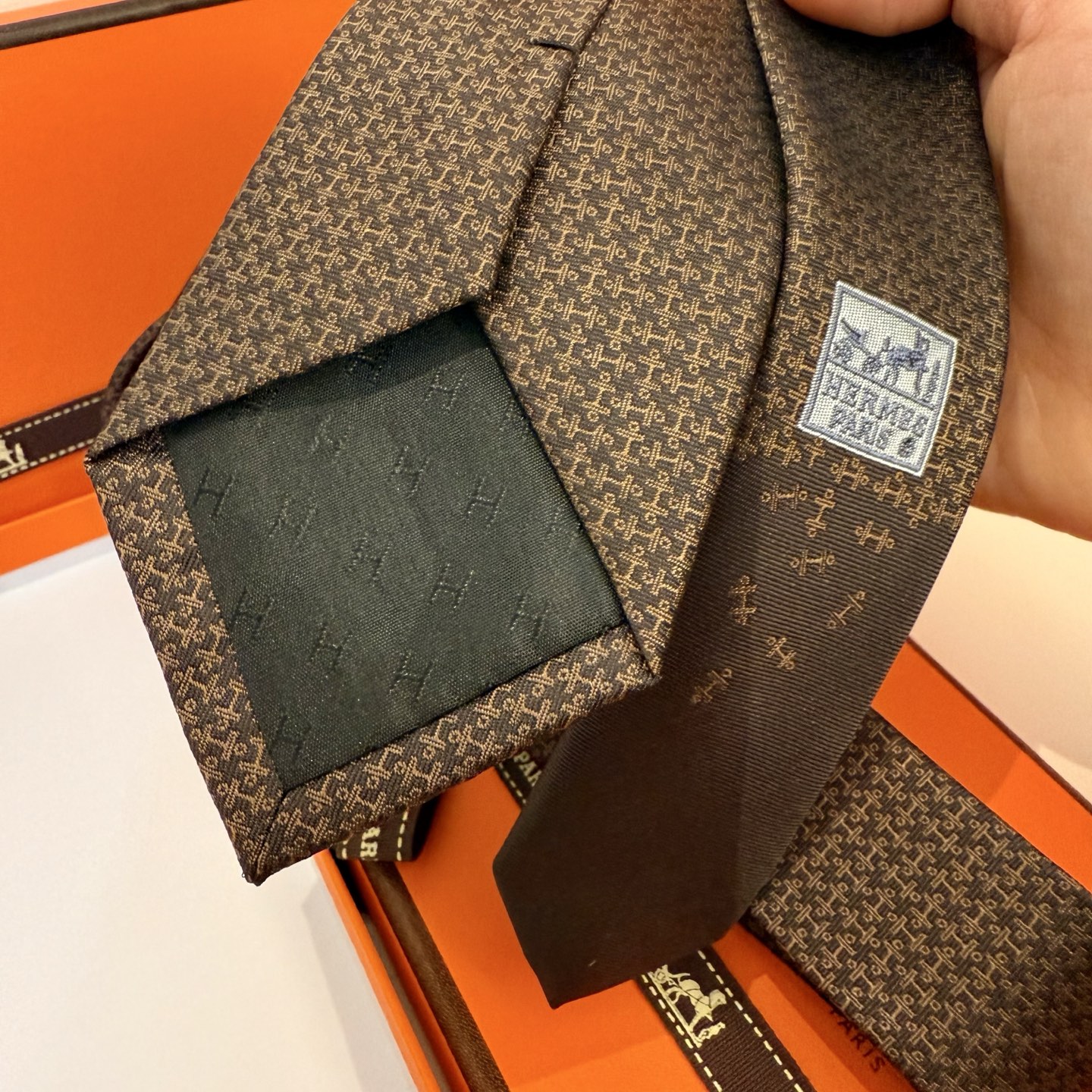 “Evolution of Men’s Fashion: 144 New Bands with Unique Stamped Ties Annually” - 图片 7