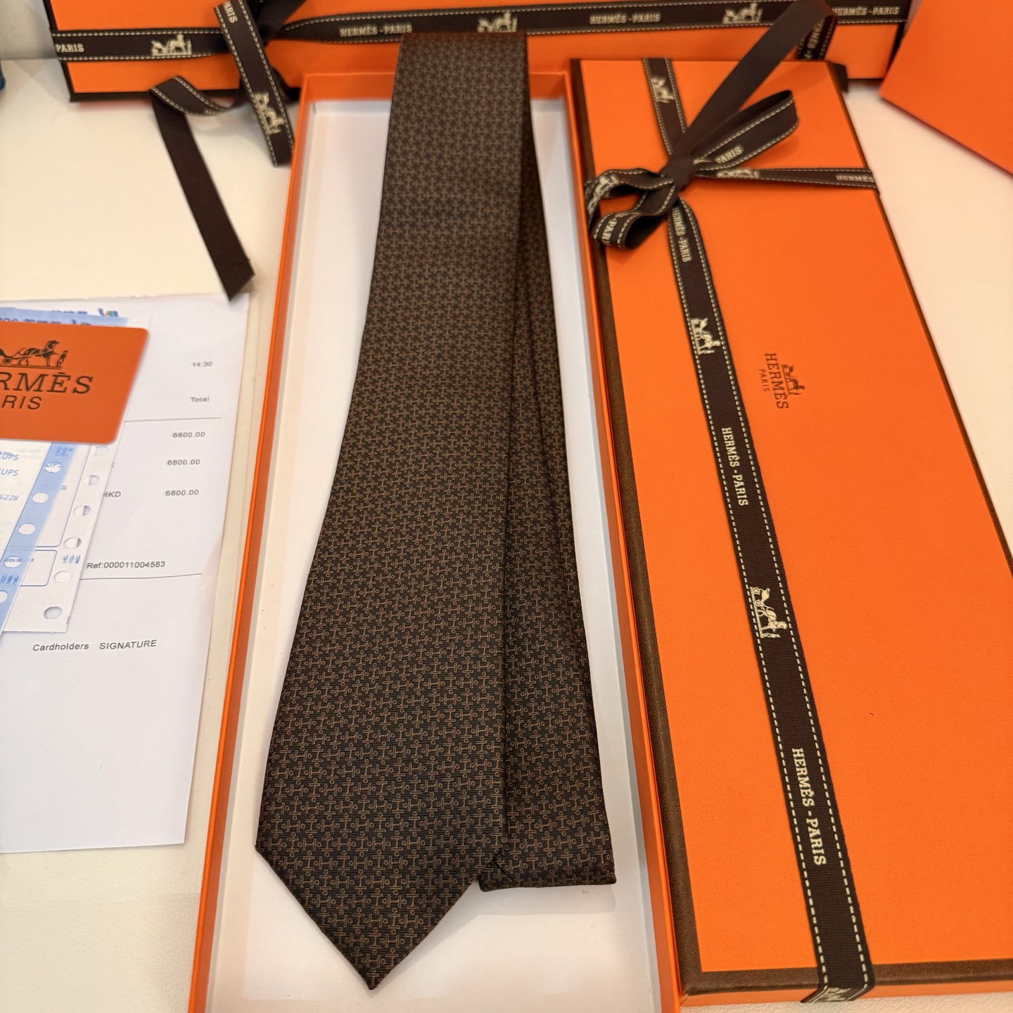 “Evolution of Men’s Fashion: 144 New Bands with Unique Stamped Ties Annually” - 图片 3