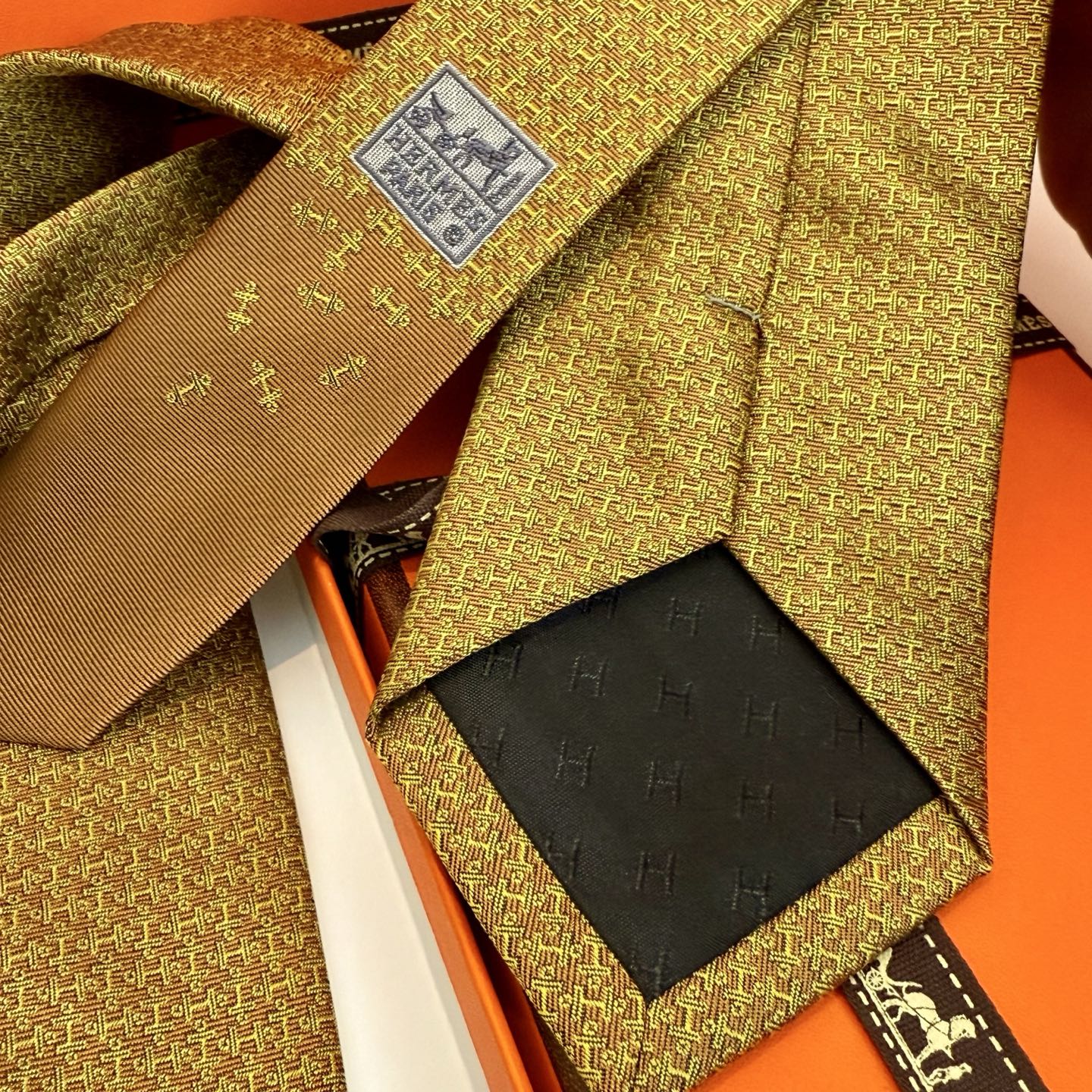 Evolution of Men’s Tie Designs: From Geometrical to Personalized Animal and Object Motifs - 图片 7