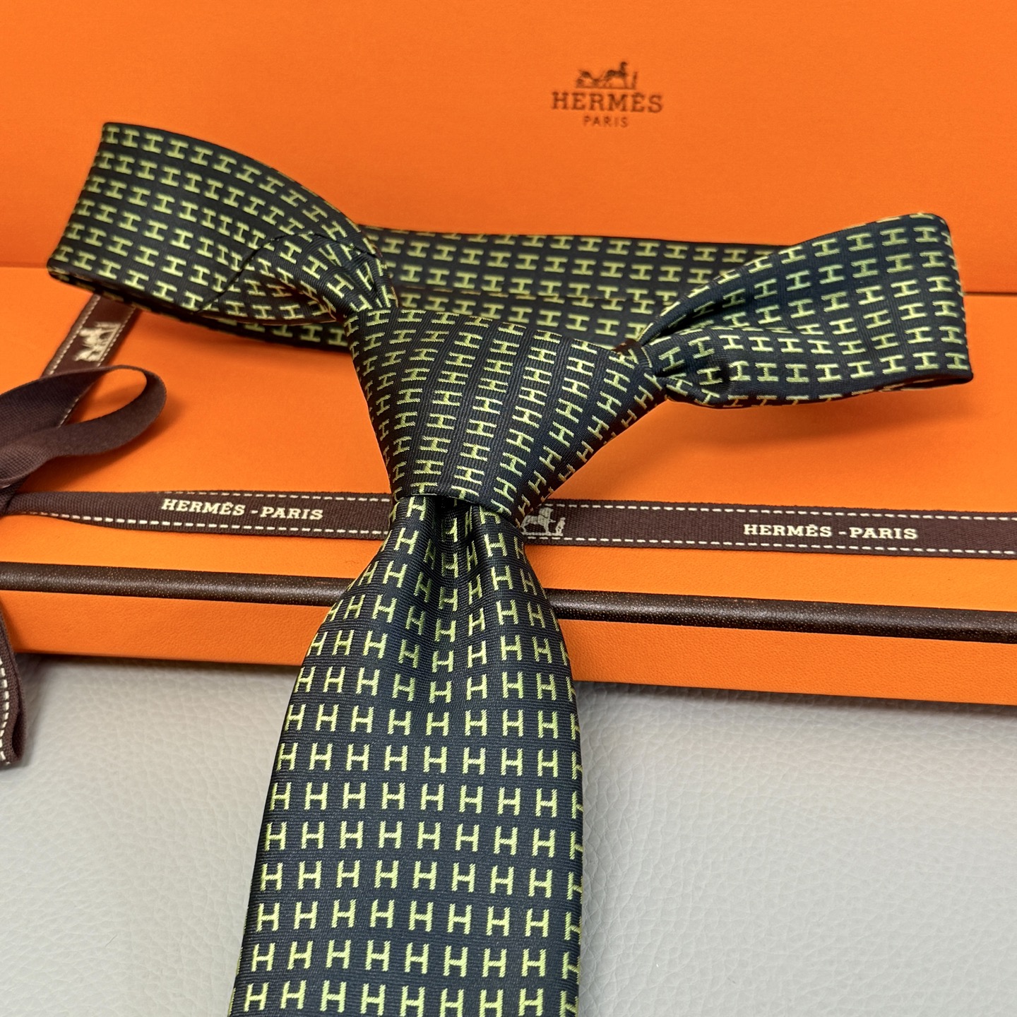 “14444 Pairs of ‘H’ Tie: Rare H Family Collection Showcasing Unique Styles” - 图片 9