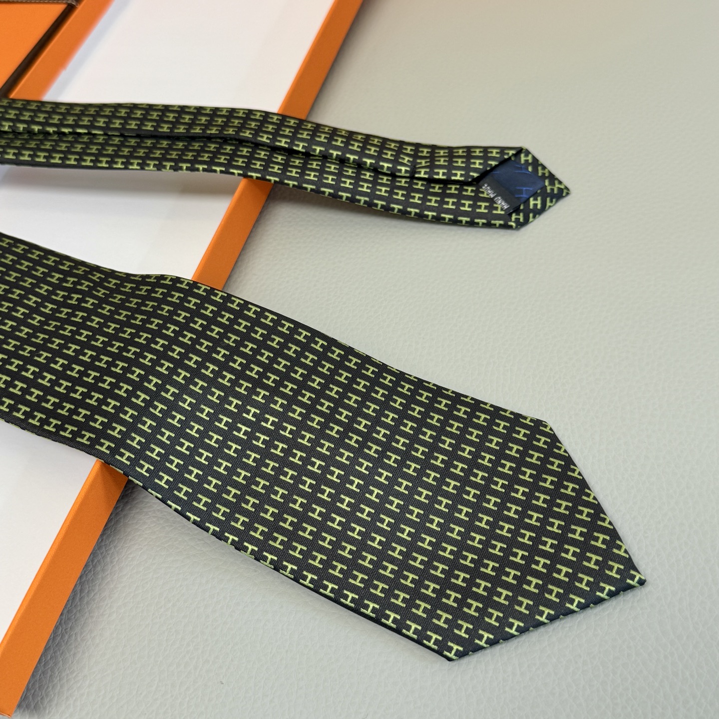 “14444 Pairs of ‘H’ Tie: Rare H Family Collection Showcasing Unique Styles” - 图片 6