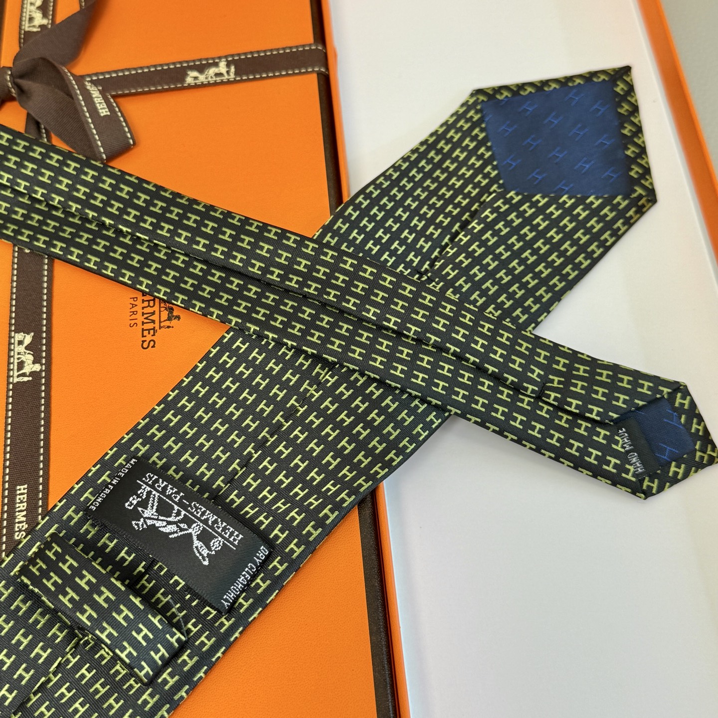 “14444 Pairs of ‘H’ Tie: Rare H Family Collection Showcasing Unique Styles” - 图片 5