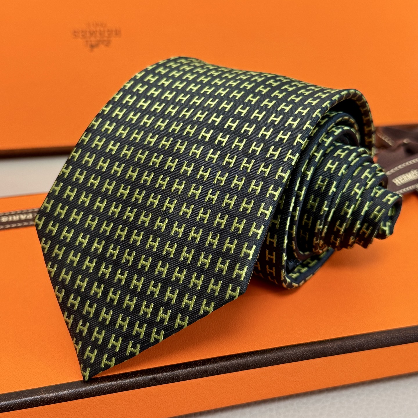 “14444 Pairs of ‘H’ Tie: Rare H Family Collection Showcasing Unique Styles” - 图片 2