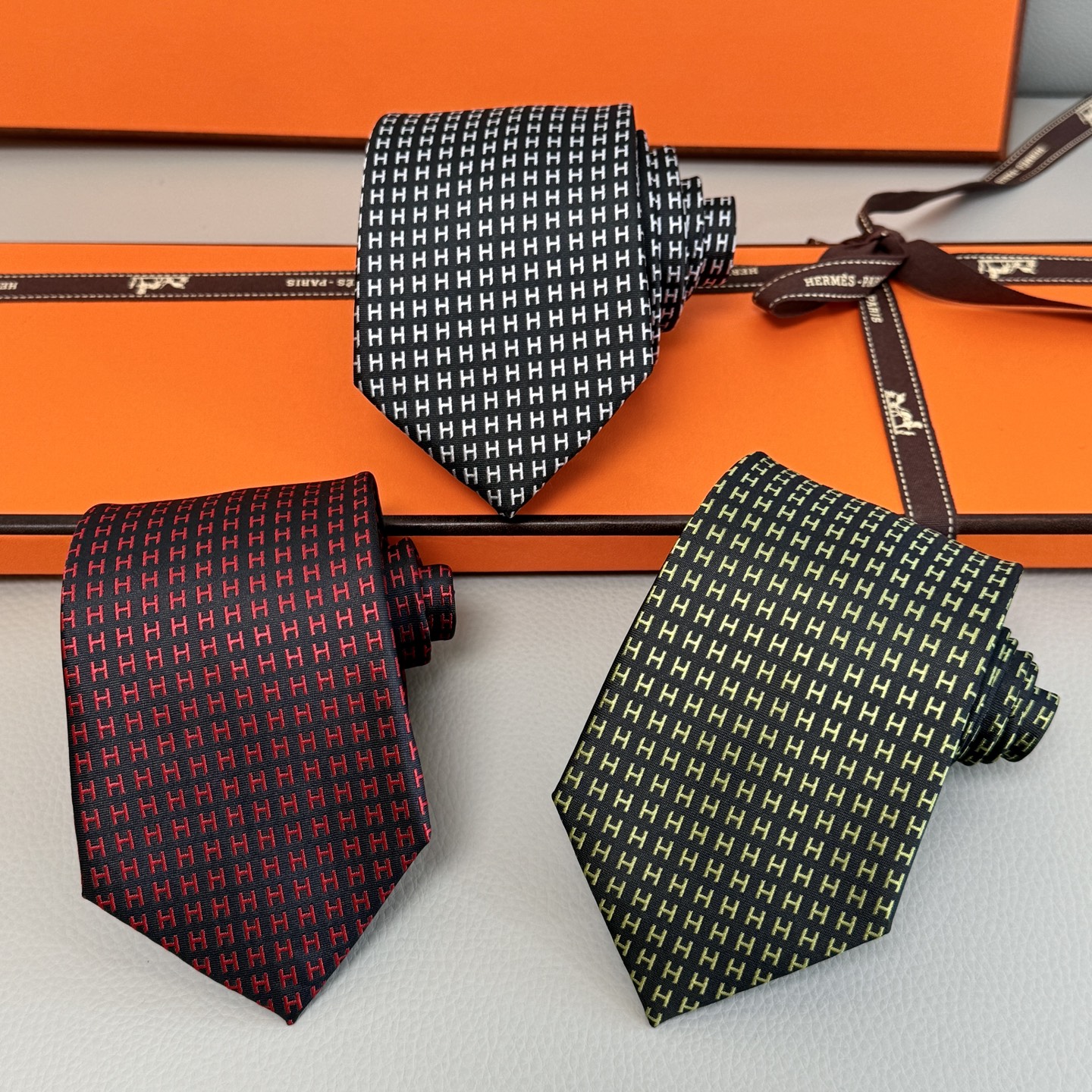 “14444 Pairs of ‘H’ Tie: Rare H Family Collection Showcasing Unique Styles” - 图片 1