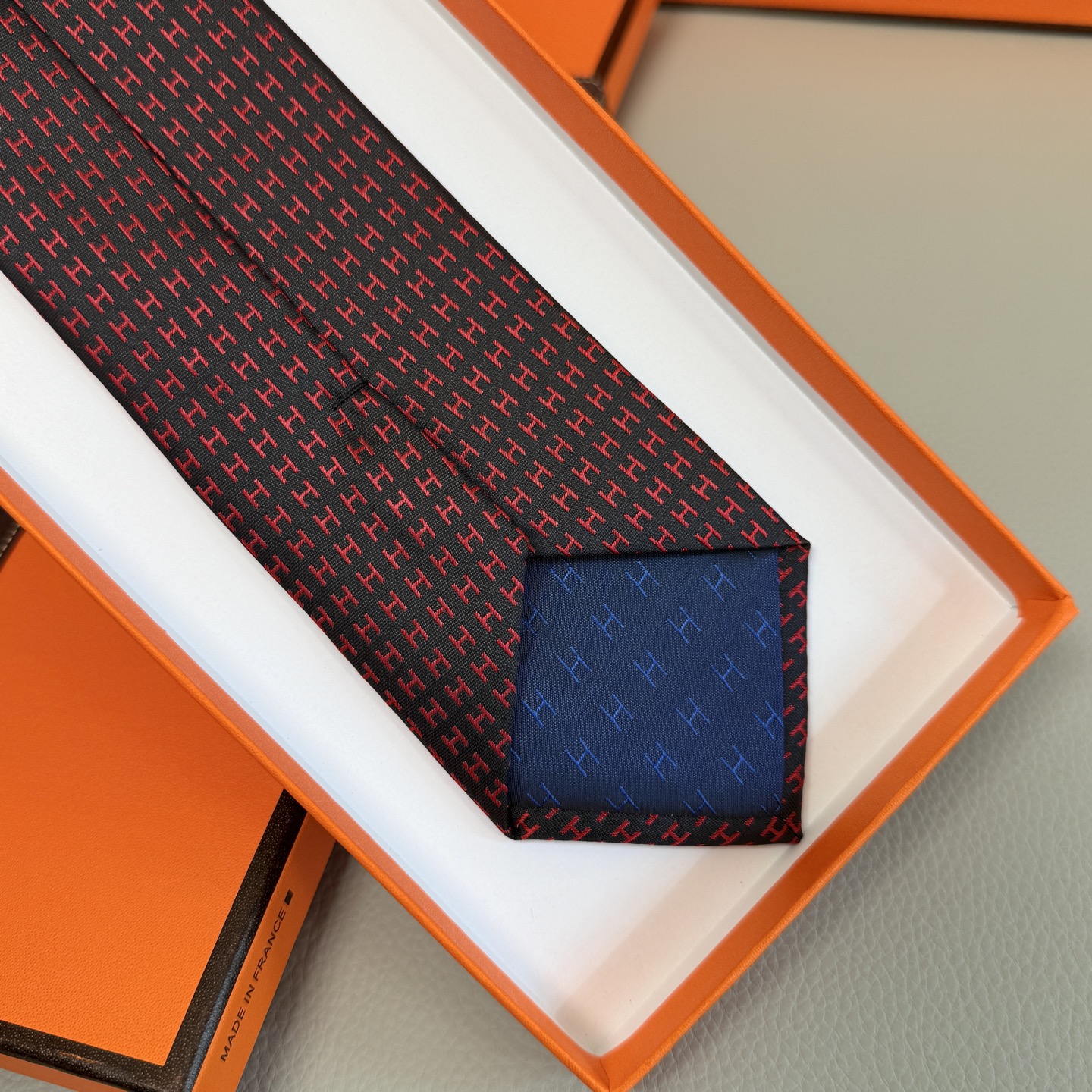 “14444 Pairs of H Ties: A Unique Collection of Rare Stamped Silk Ties” - 图片 7