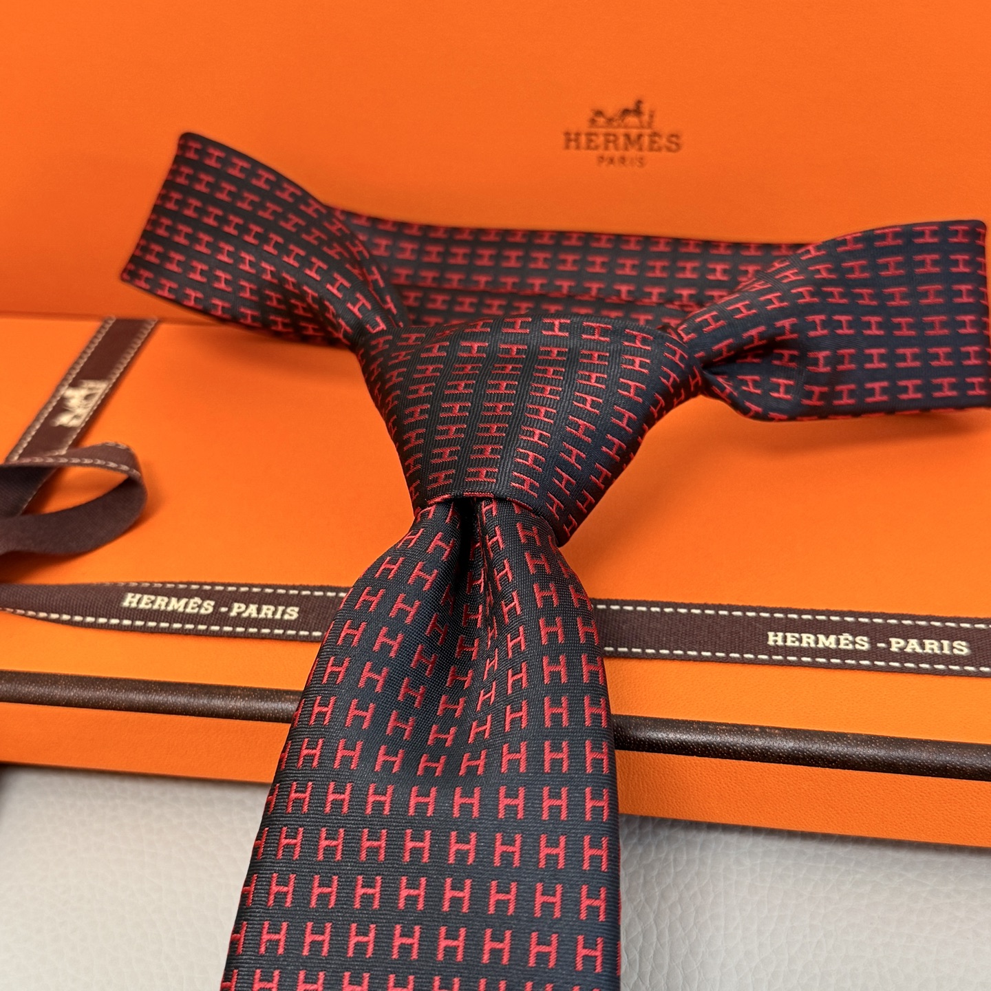 “14444 Pairs of H Ties: A Unique Collection of Rare Stamped Silk Ties” - 图片 9