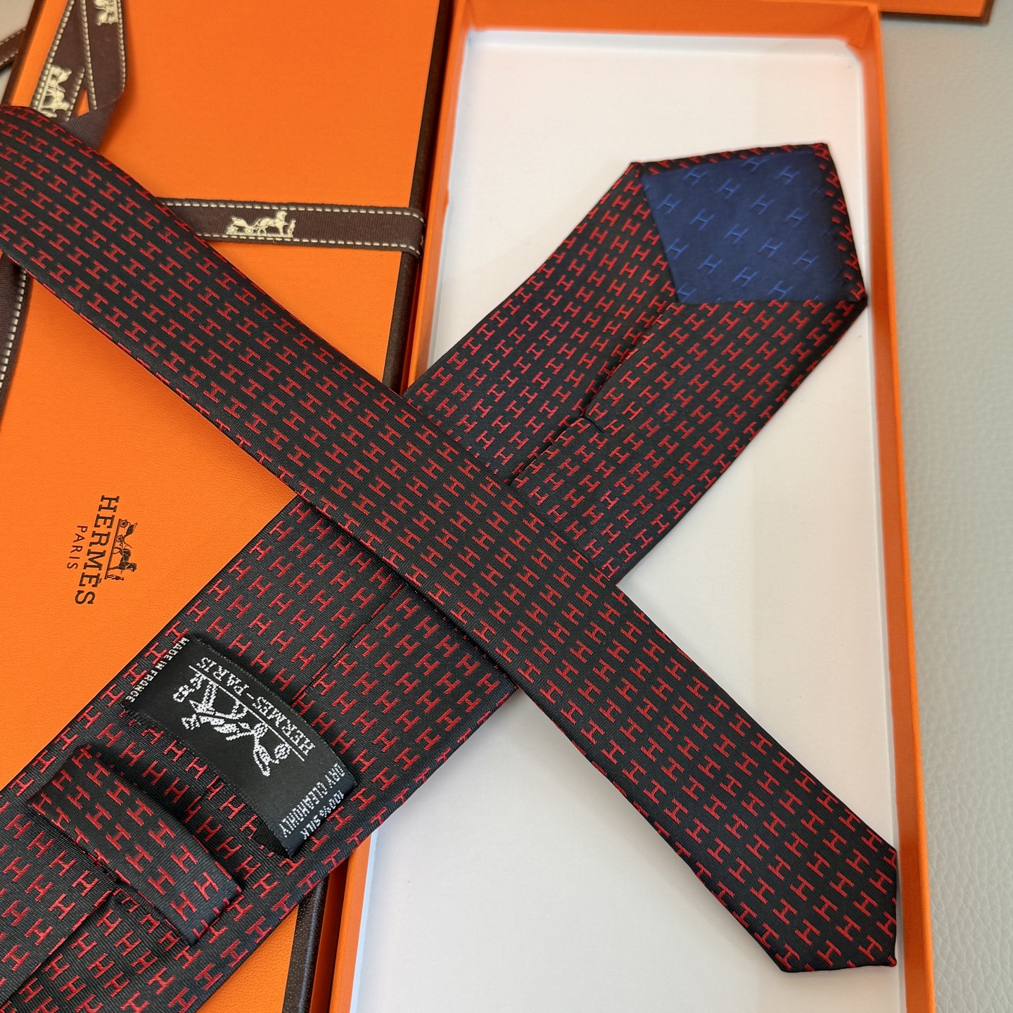 “14444 Pairs of H Ties: A Unique Collection of Rare Stamped Silk Ties” - 图片 8