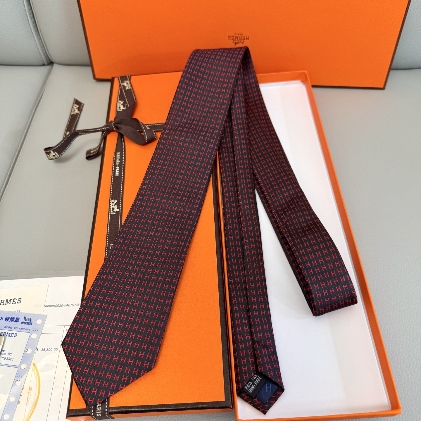 “14444 Pairs of H Ties: A Unique Collection of Rare Stamped Silk Ties” - 图片 5