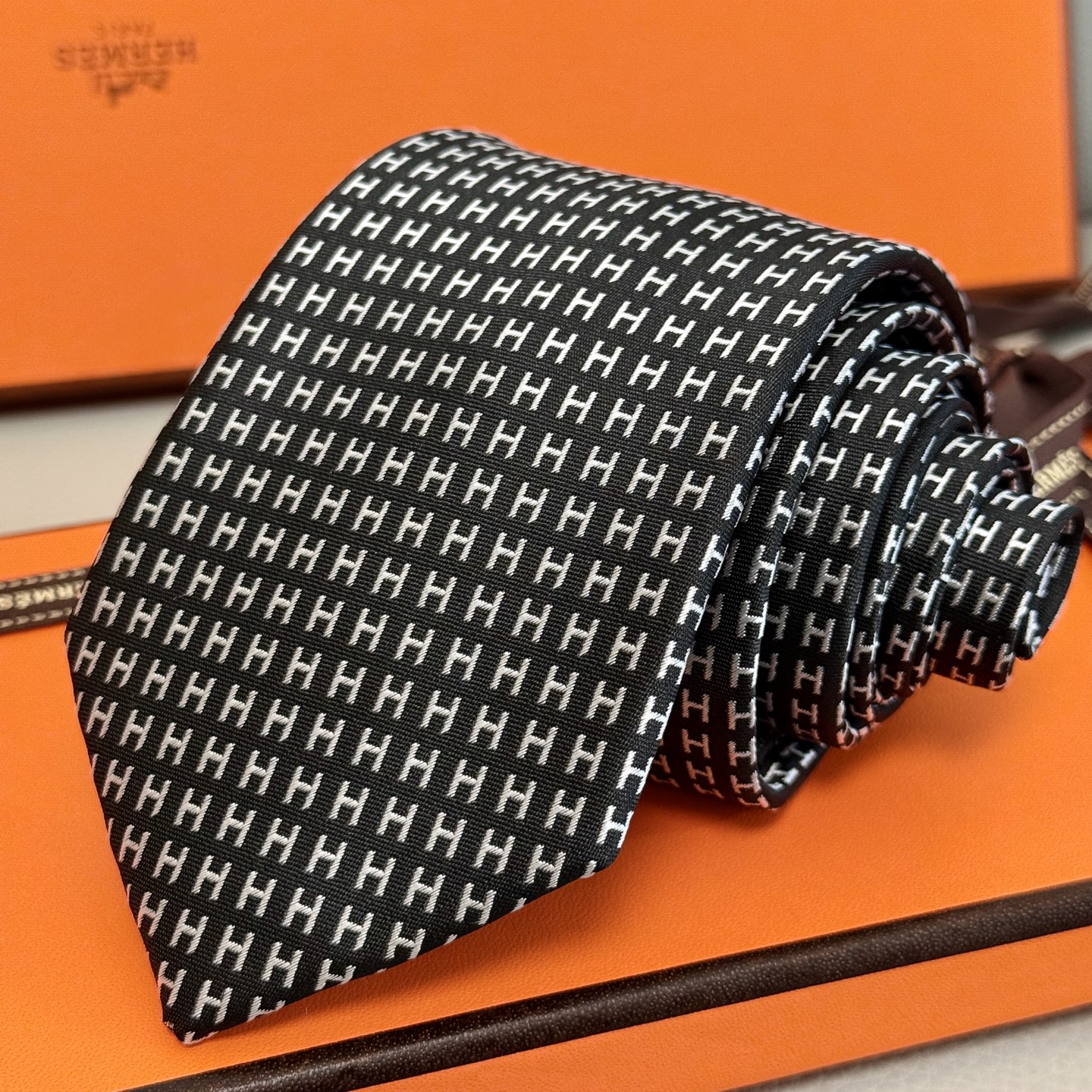 “14444 Pairs of H Ties: Rare H Family Designs Showcasing Personality” - 图片 3