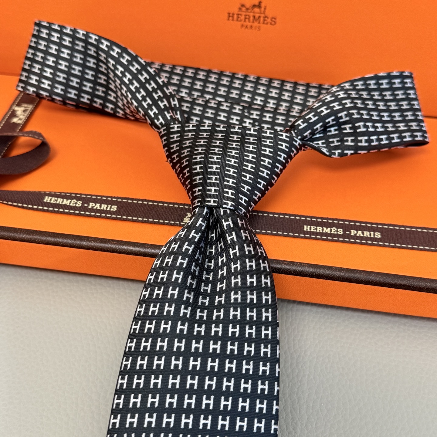 “14444 Pairs of H Ties: Rare H Family Designs Showcasing Personality” - 图片 9