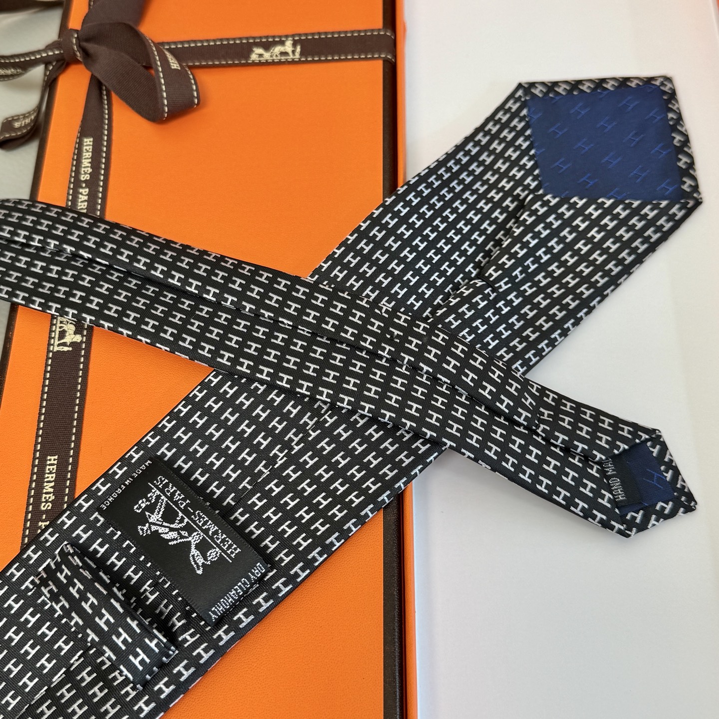 “14444 Pairs of H Ties: Rare H Family Designs Showcasing Personality” - 图片 8