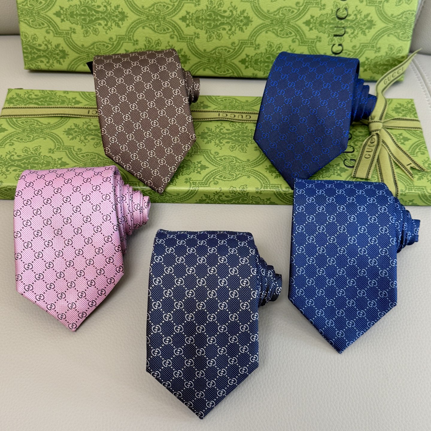 “144 Gucci Men’s Ties: Elegant Style with Classic Glogo Flower Design” - 图片 1