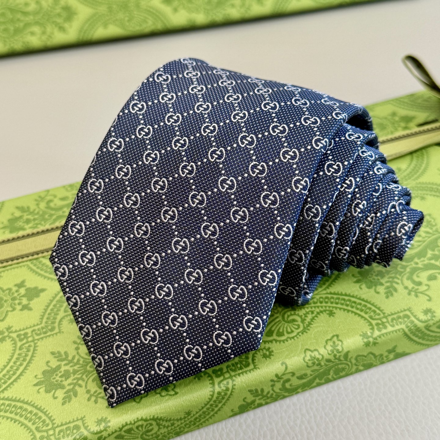 “Exclusive Gucci Men’s Tie Series with Classic Glogo Flower Design” - 图片 3