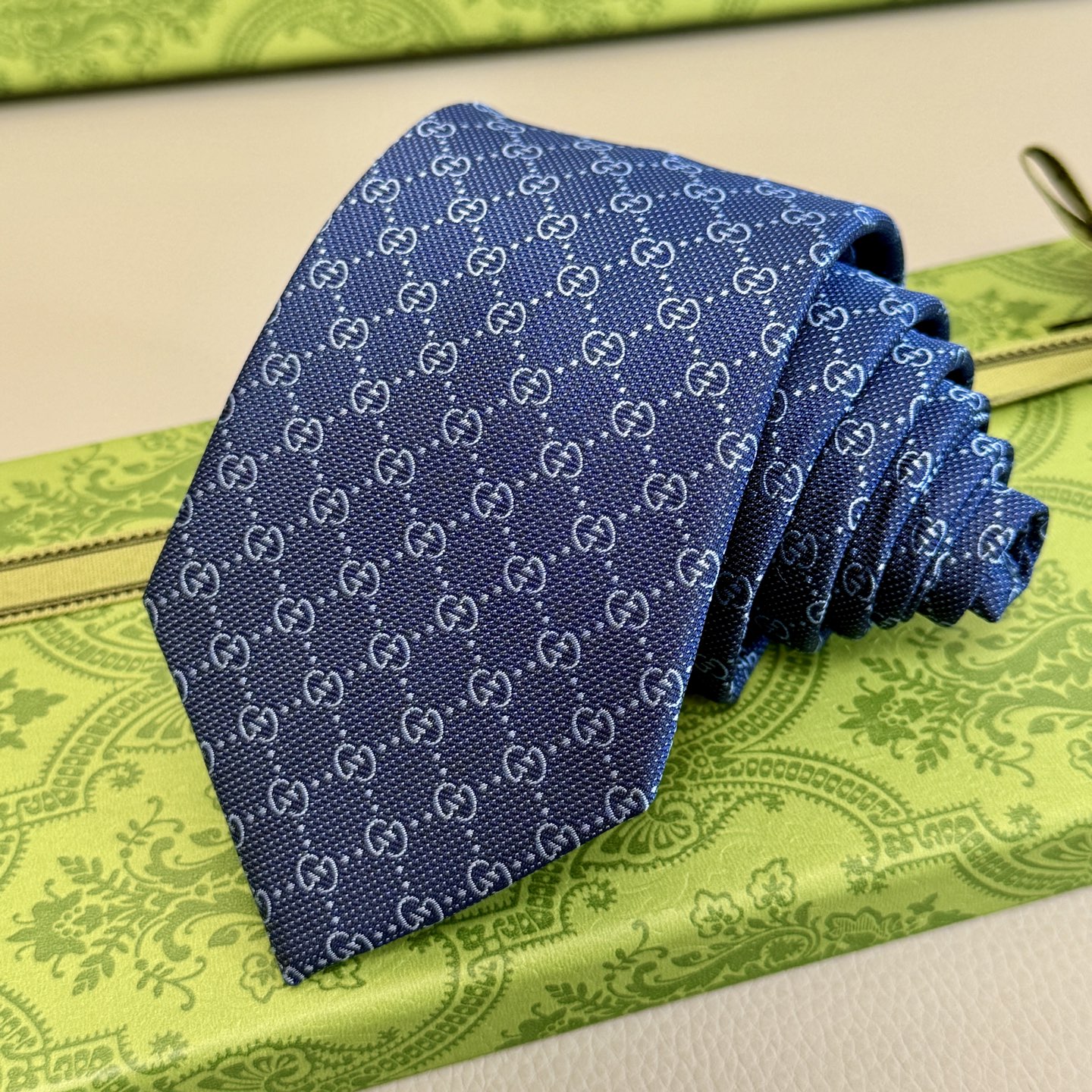 “144 Gucci Men’s Ties: Elegant Style with Classic Glogo Flower Design” - 图片 2