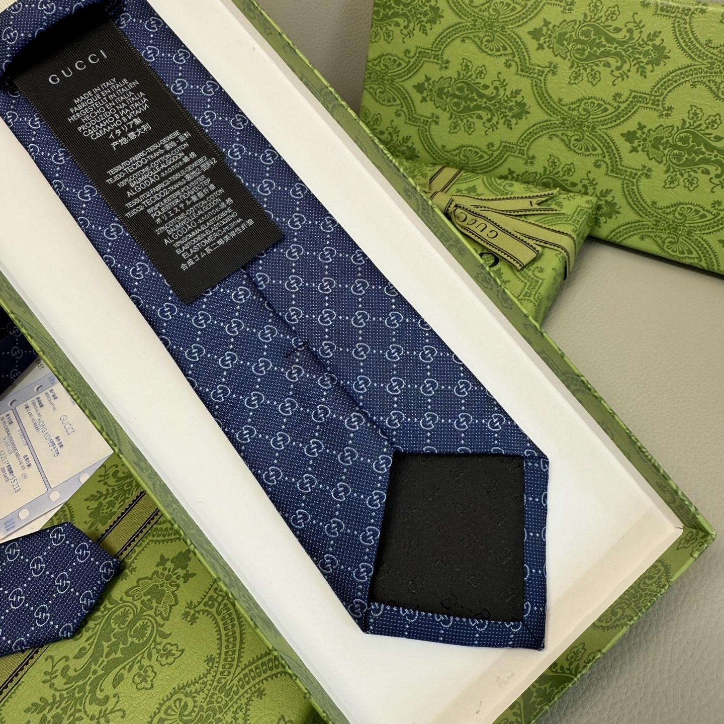 “144 Gucci Men’s Ties: Elegant Style with Classic Glogo Flower Design” - 图片 9