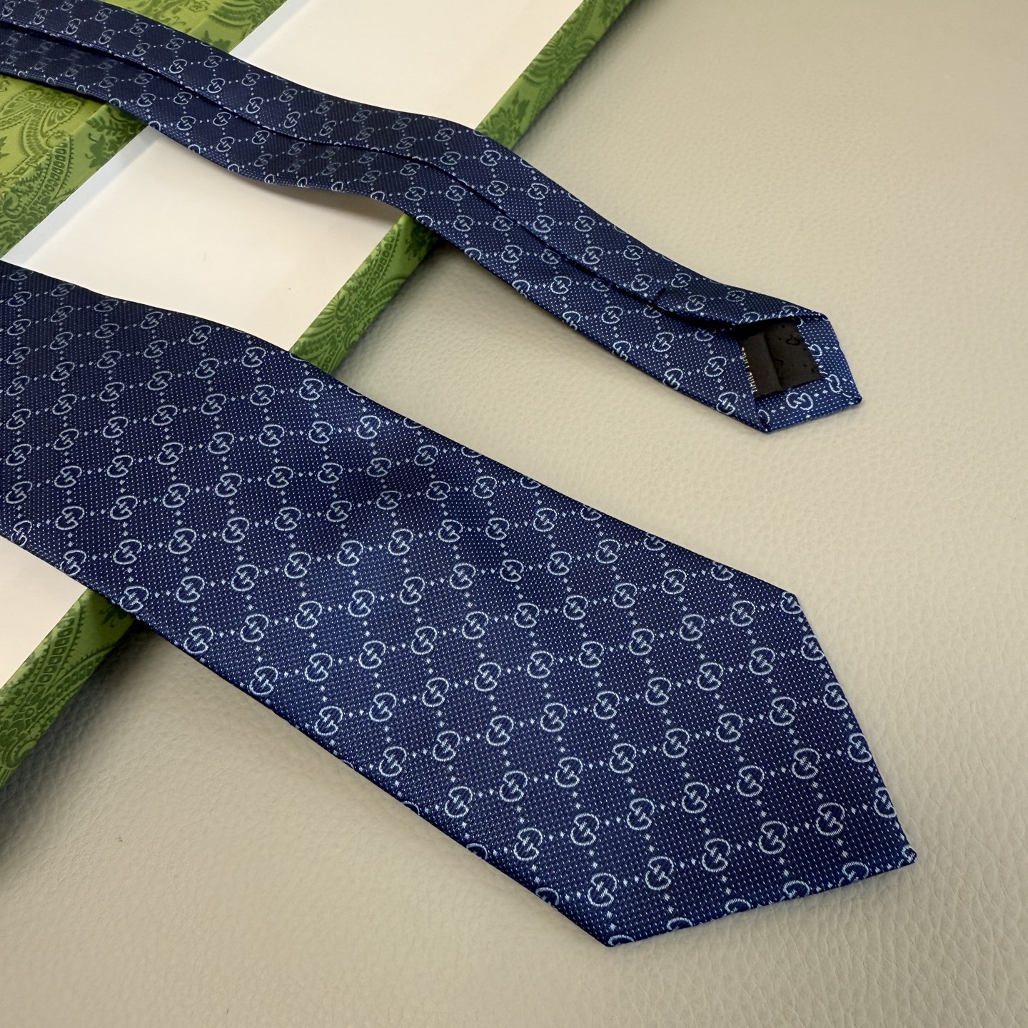 “144 Gucci Men’s Ties: Elegant Style with Classic Glogo Flower Design” - 图片 8