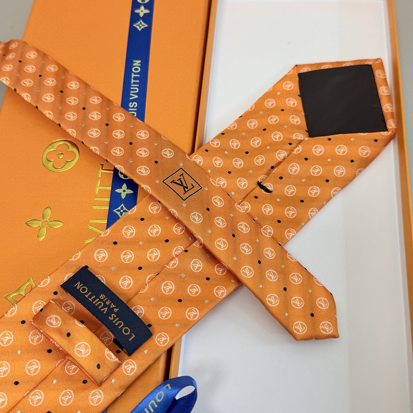 Luxury Silk Tie Collection: Elegant Design with Diamond Logo and Dark Colors - 图片 6