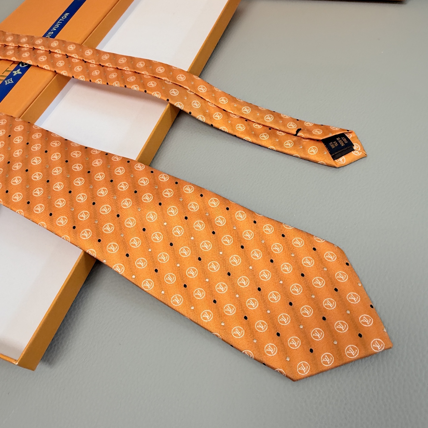 Luxury Silk Tie Collection: Elegant Design with Diamond Logo and Dark Colors - 图片 7