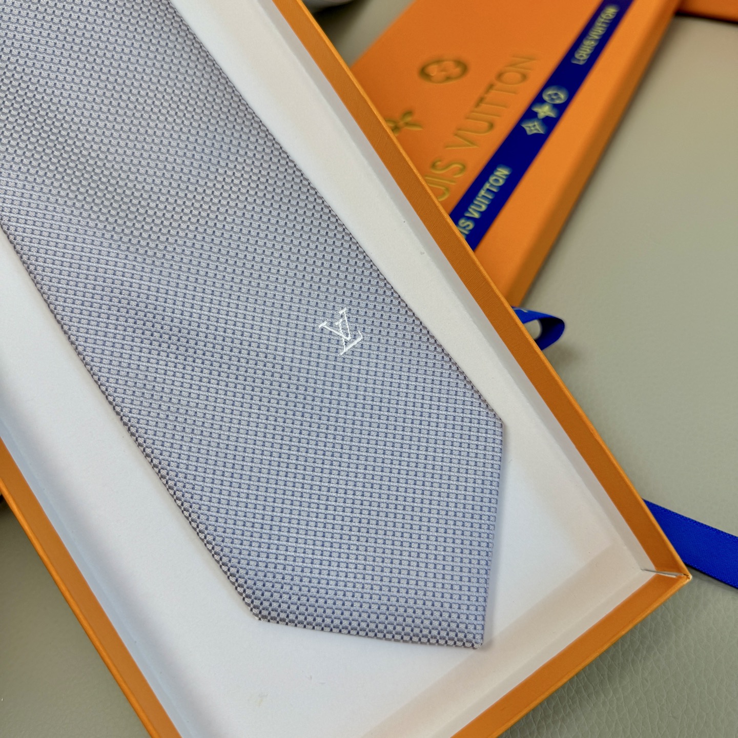 Luxurious Silk Neckbands with Elegant Diamond V Logo for Men’s Fashion Statement - 图片 9