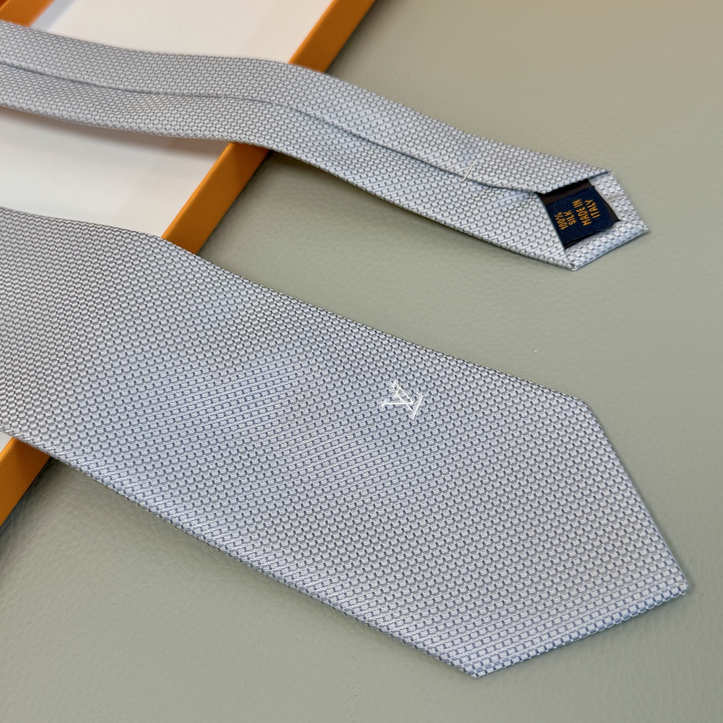 Luxurious Silk Neckbands with Elegant Diamond V Logo for Men’s Fashion Statement - 图片 8